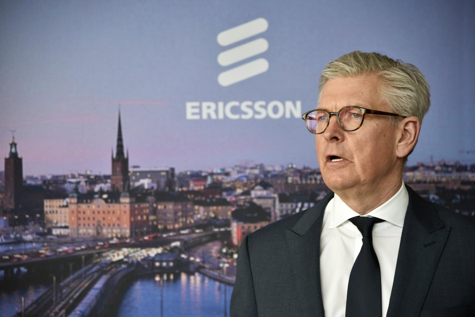 Ericssons vd Börje Ekholm visar siffrorna. Arkivbild.