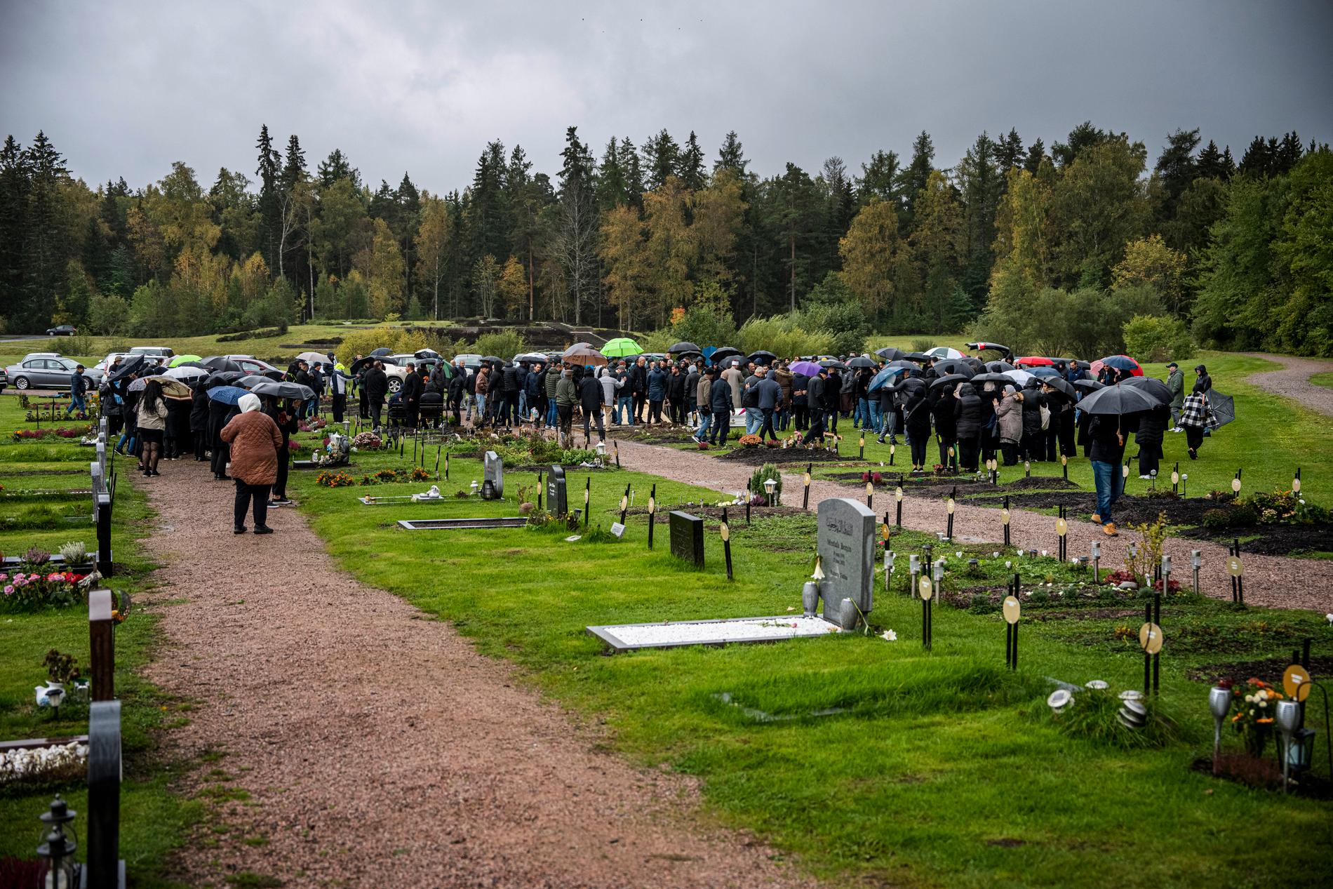 Hundratals samlades på kyrkogården för att ta ett sista farväl. 