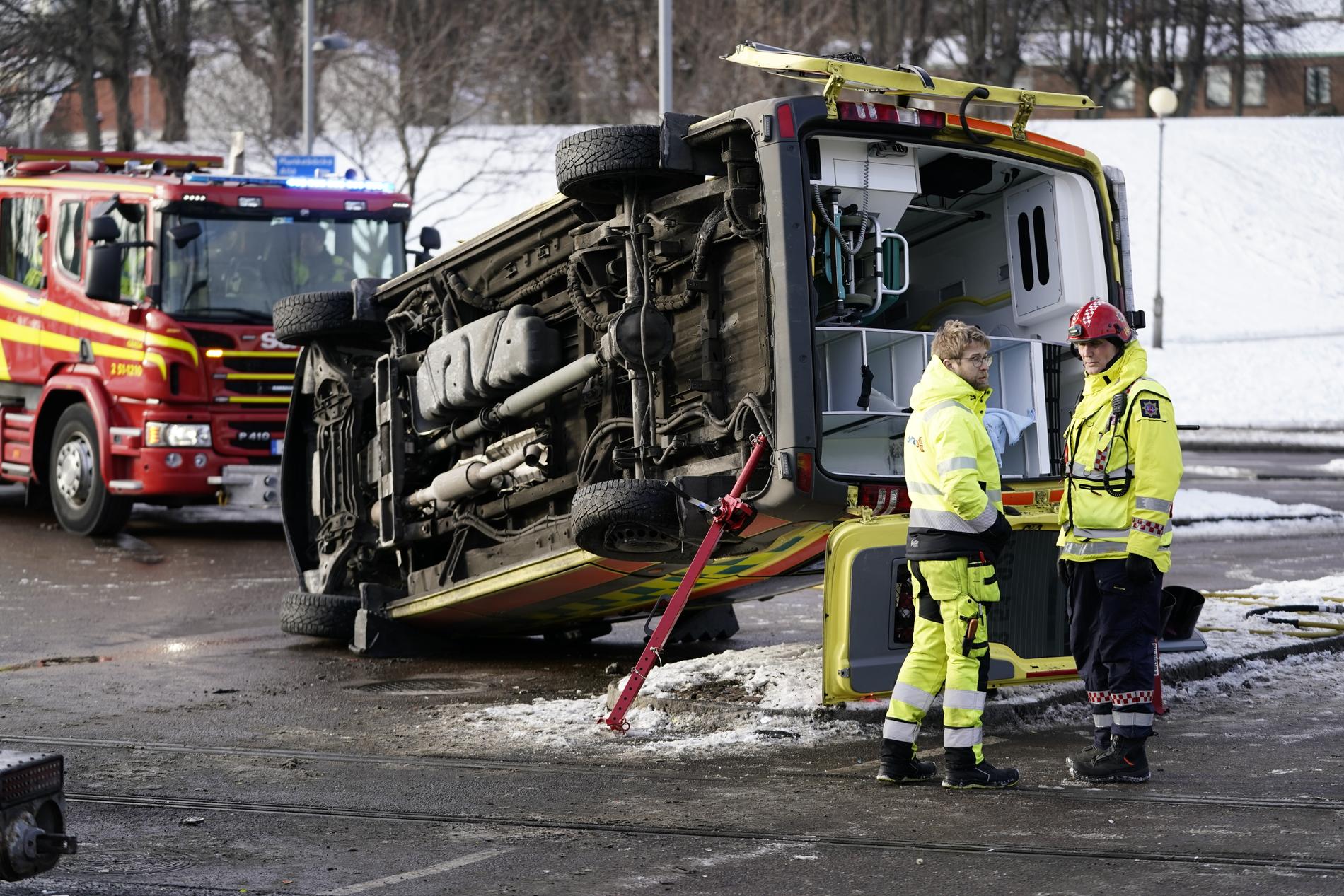 En ambulans har krockat med en spårvagn nära Munkebäckstorget i Göteborg på torsdagen. Ambulansen har vält och ligger på sidan.