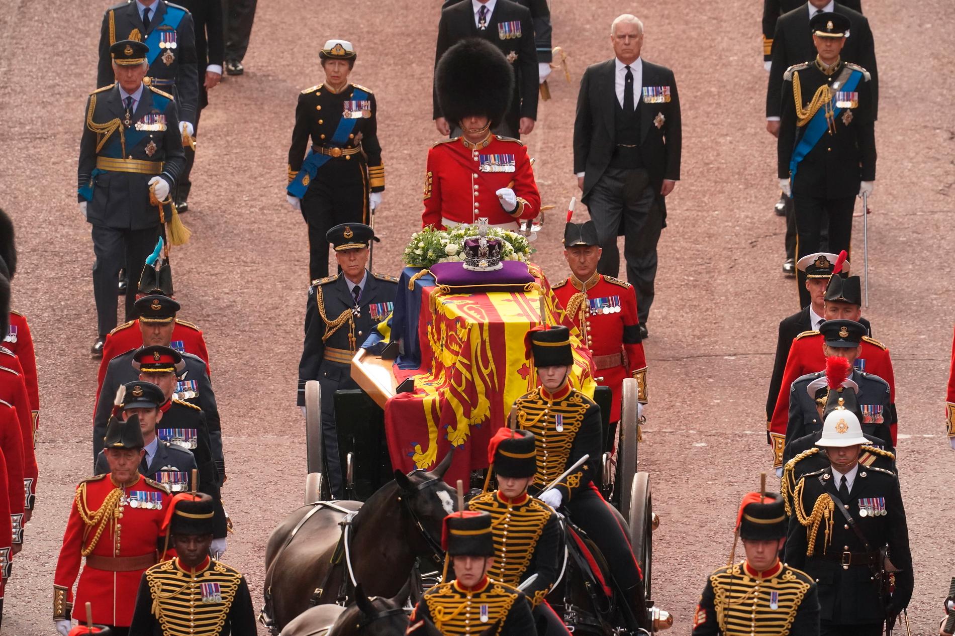Storbritanniens kung Charles III, prinsessan Anne, prins Andrew och prins Edward bakom drottning Elizabeth II:s kista under färden från Buckingham Palace till Westminster Hall i  London.