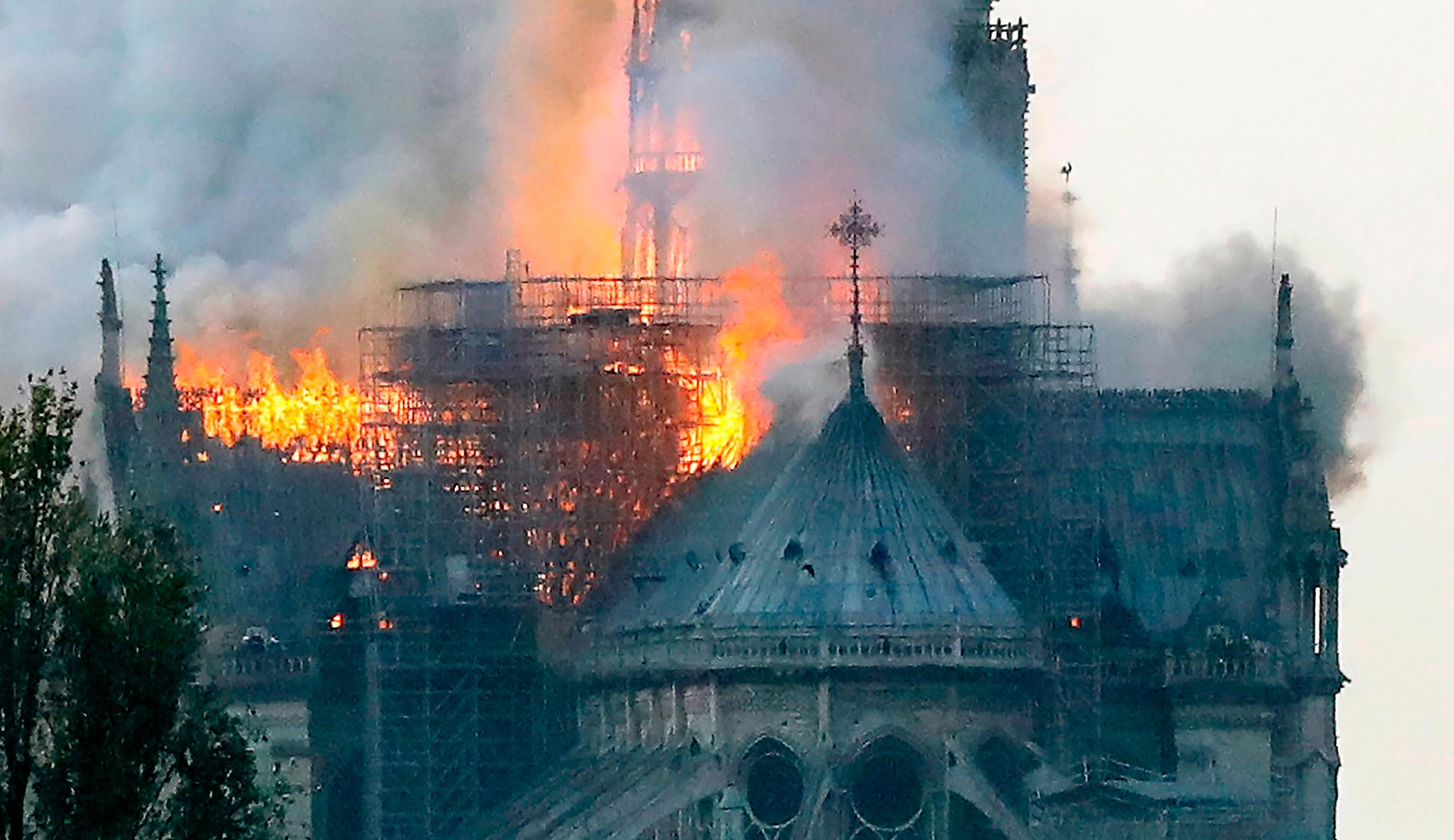 Rök och lågor stiger från katedralen Notre-Dame i Paris.
