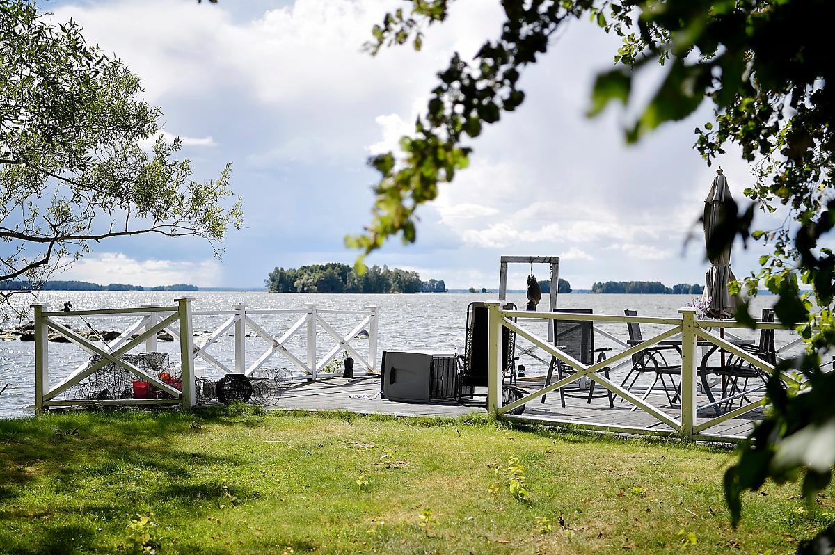 Den 42-årige mannen hittades i fjol död i sjön Hjälmaren. Kroppen låg på en meters djup, vid sommarstugan utanför Arboga.