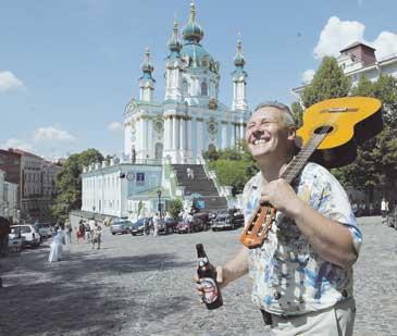 Sergeij Ovtjarenko är gatumusikant som underhåller flanörerna i ”Kievs Montmartre”, kvarteren kring St Andrev- katedralen.