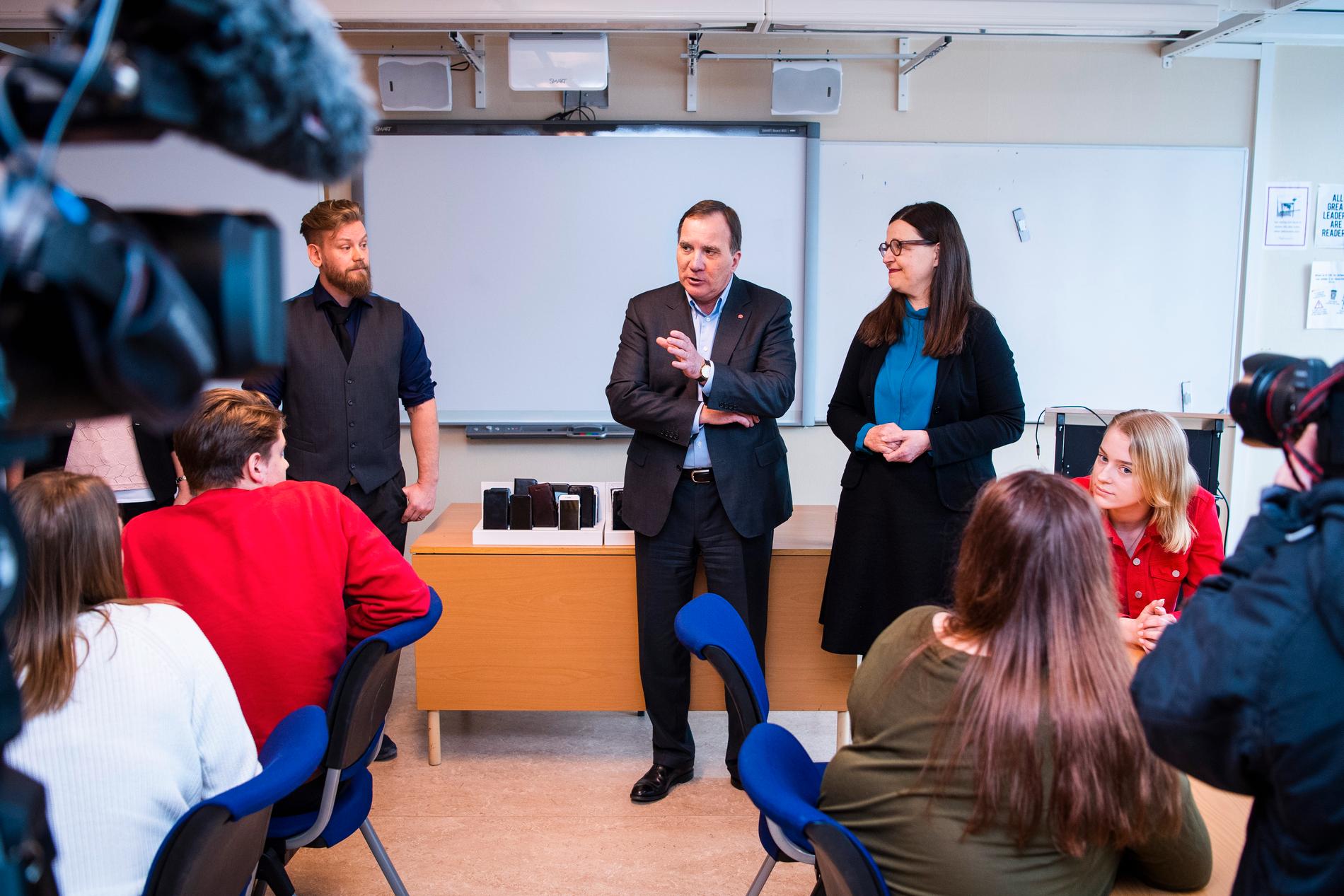 Statsminister Stefan Löfvén (S) och utbildningsminister Anna Ekström (S) besöker Strömbackaskolan i Piteå.