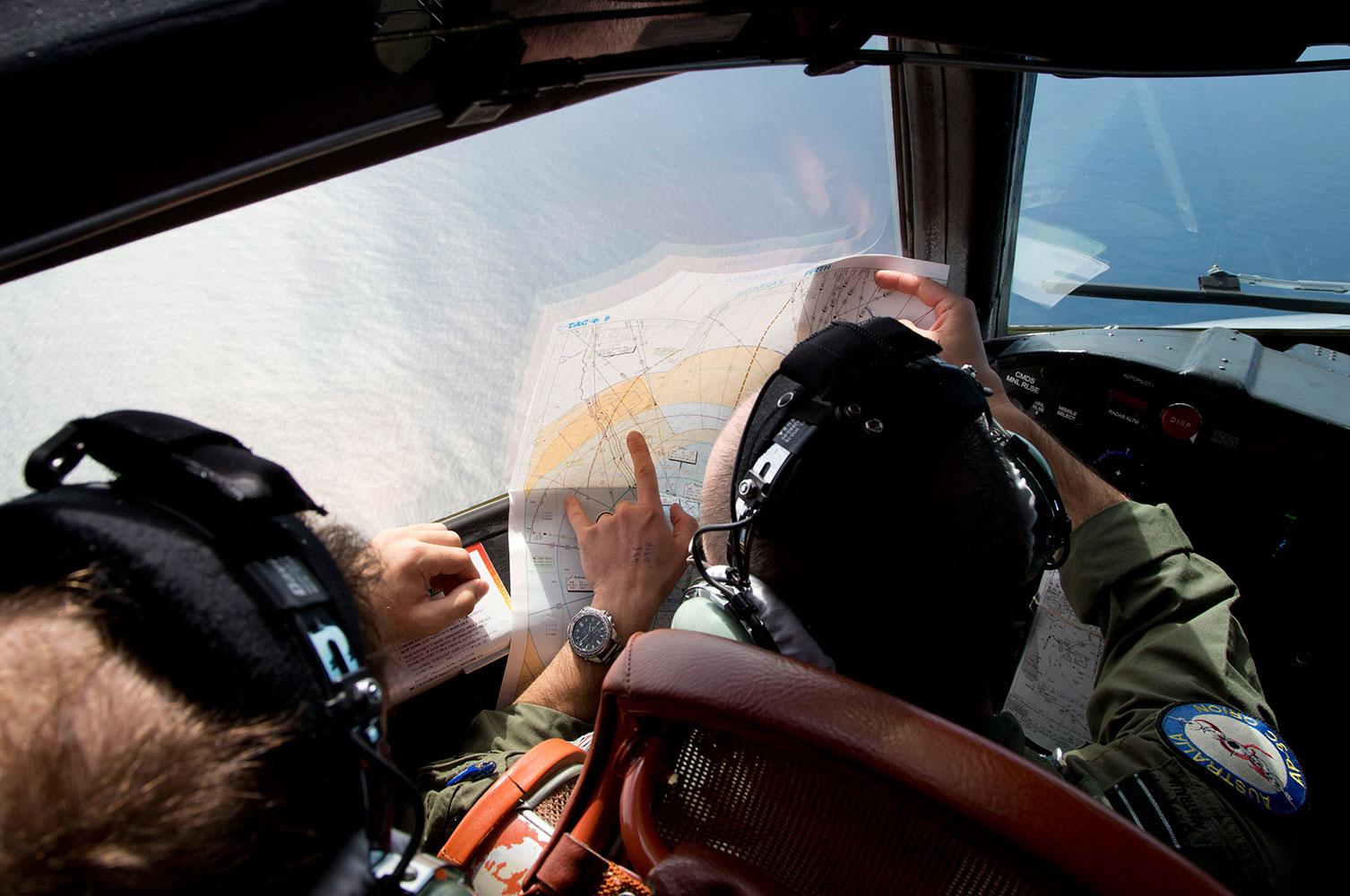 Australiska piloter söker efter MH370.