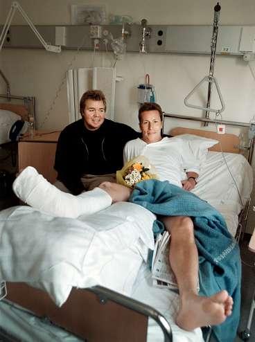 krogen i fredags - akuten i går I fredagsnatt bröt J-O Waldner foten under ett besök på Tomas Brolins krog. I går träffades de igen - på Karolinska sjukhuset.