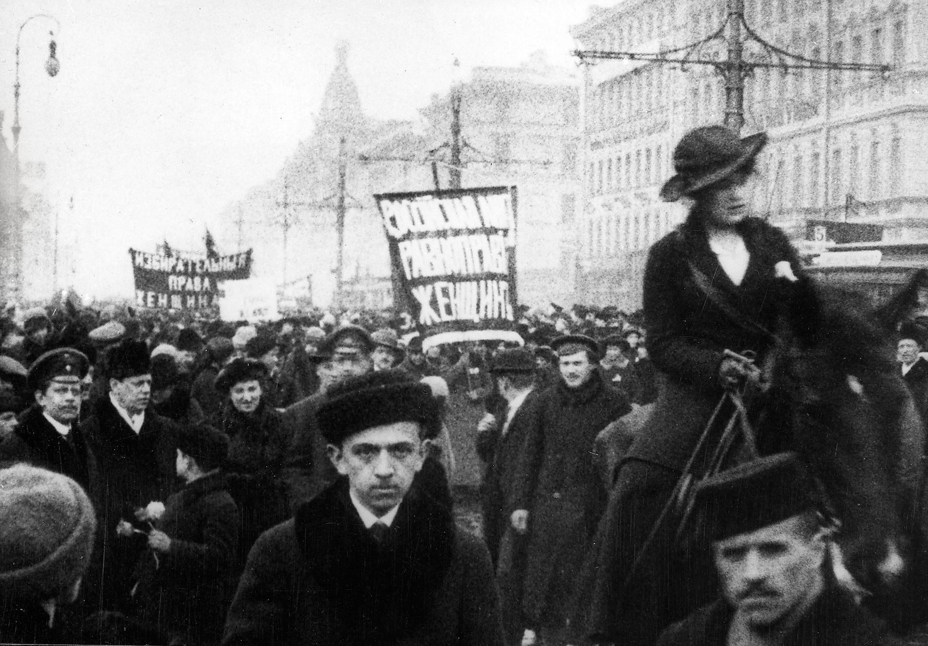 Demonstrationerna i Petrograd störtade tsar Nikolaj för i dagarna hundra år sedan.