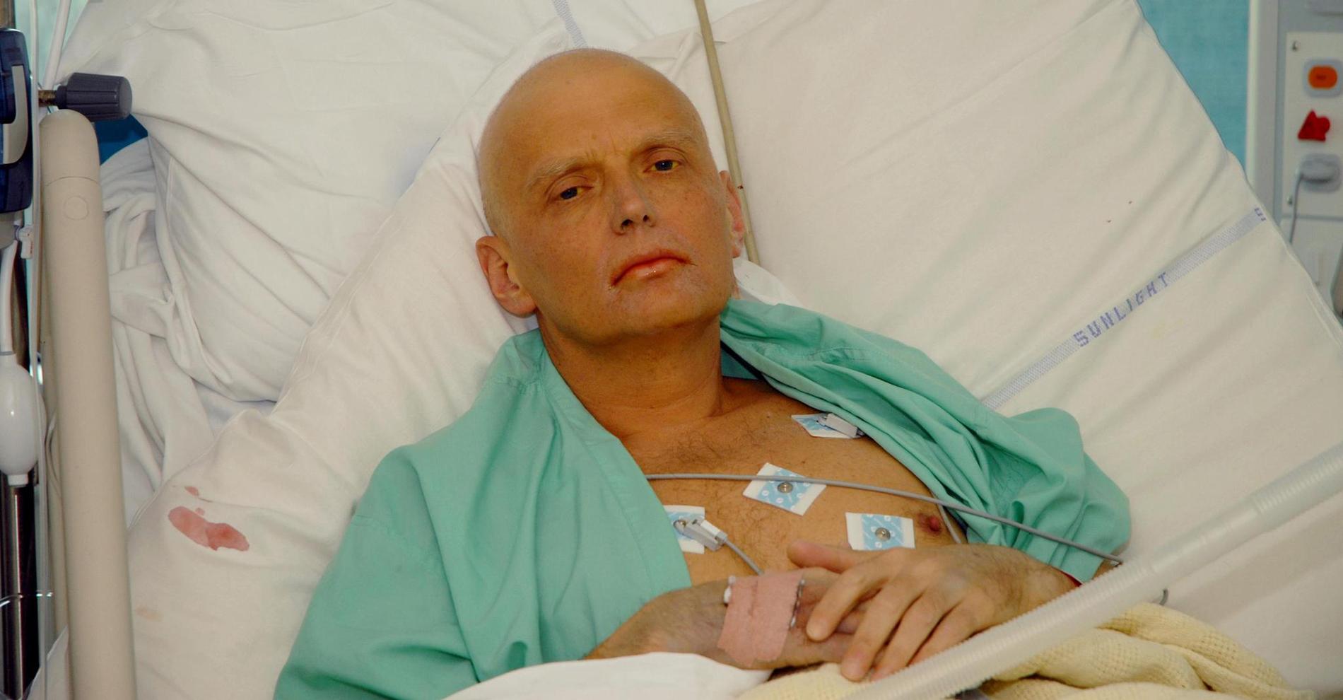 Alexandr Litvinenkos familj släppte den här bilden på honom från sjukhuset i London, där han behandlades efter förgiftningen. Strax efter dog den 43-årige ex-spionen.