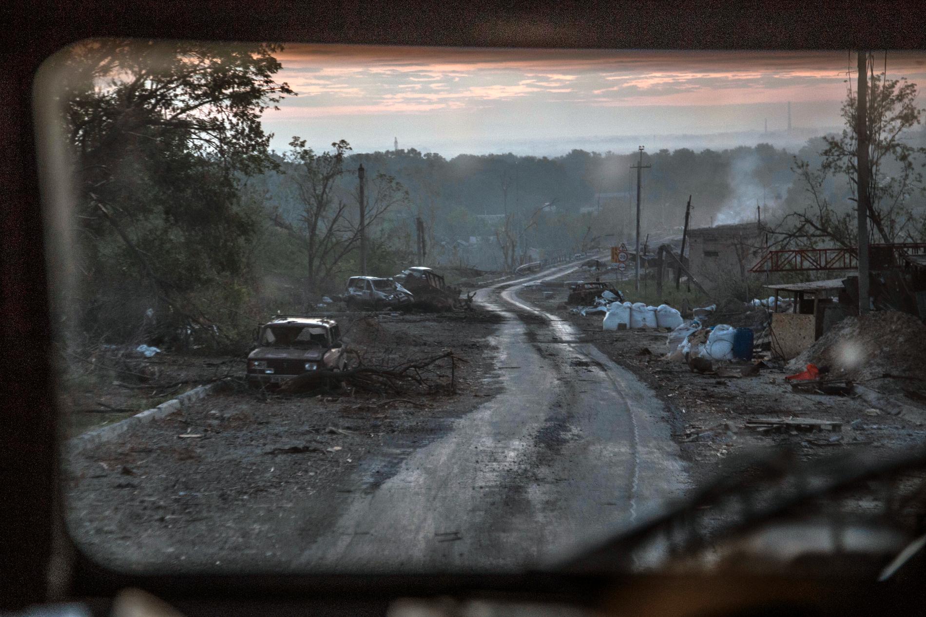 Resterna av en bil vid fronten i Sievjerodonetsk, den 8 juni. Arkivbild.