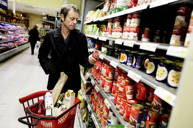 Läs på förpackningen Mats-Eric Nilsson tycker det är viktigt att vi som konsumenter läser ingrediensförteckningen när vi handlar mat.