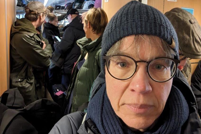 Malmöbon Amalia Nordström är tvungen att trängas tillsammans med de andra resenärerna när ett av SJ:s tåg tas ur trafik. 