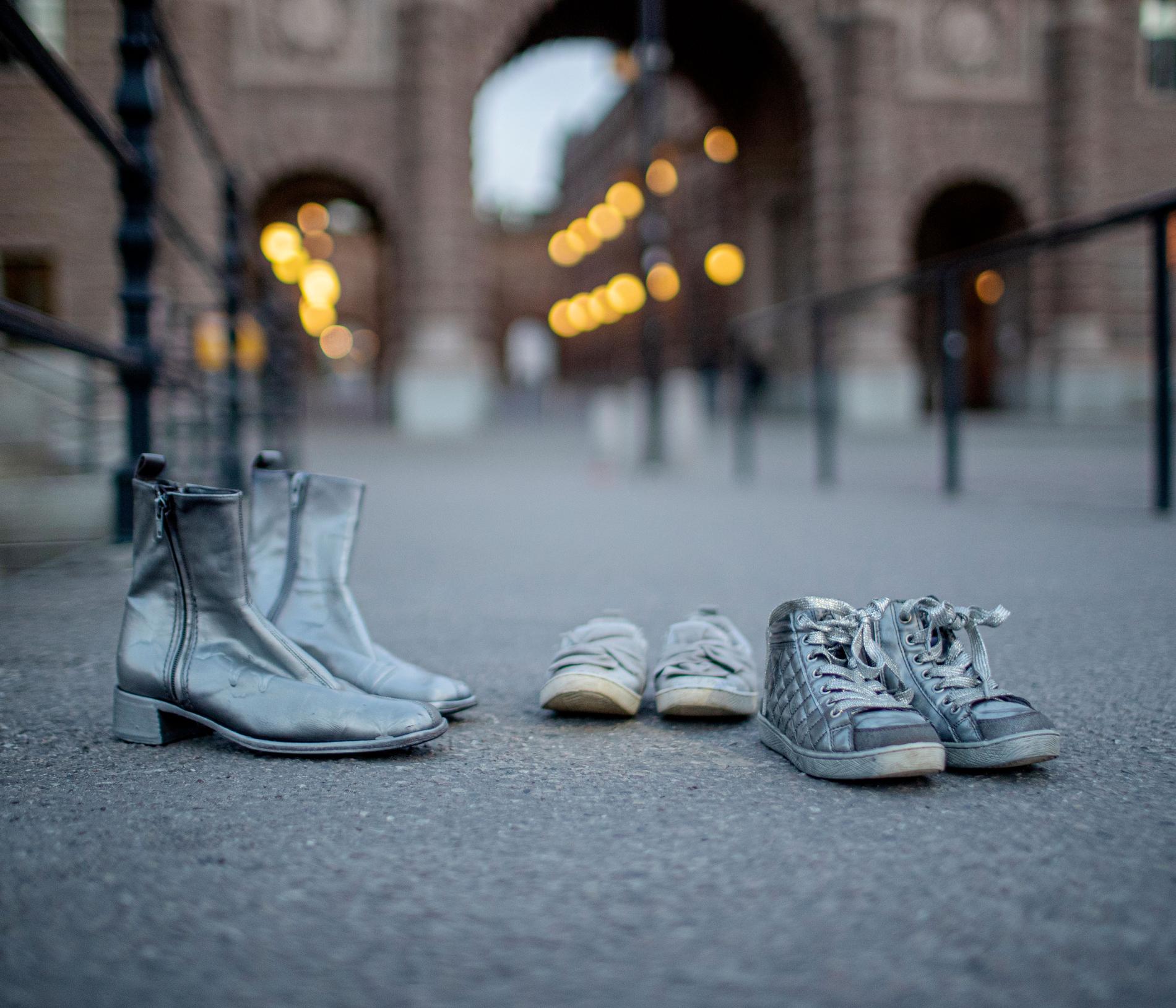 Ett hemligt fotfolk. De slitna skorna är symbolen de gömda kvinnorna valt för sina aktioner. De ska föra tankarna till en osynlig befolkning, som finns men inte får synas.