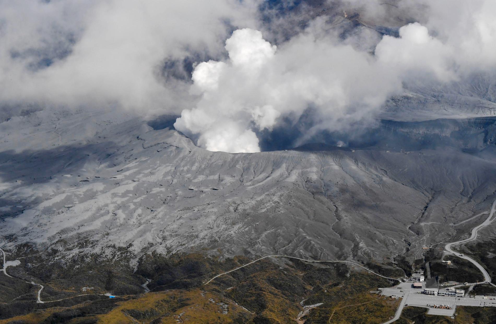 Rök stiger från en krater i berget Mount Aso i södra Japan.