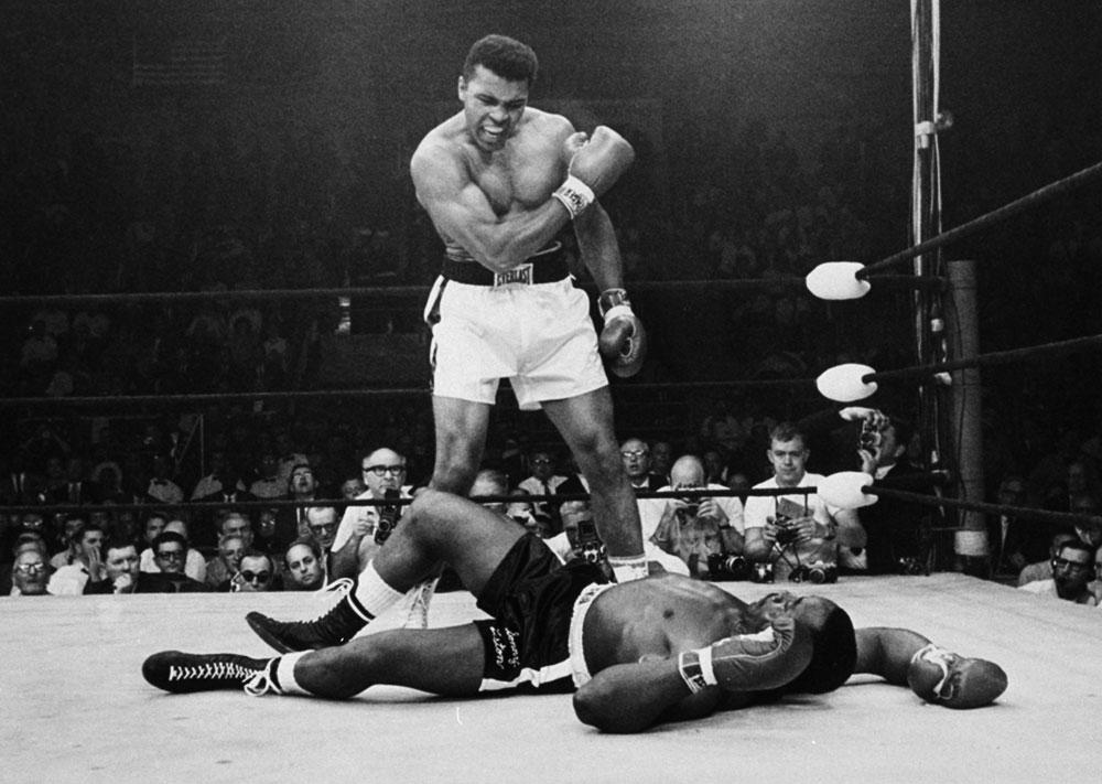 Fantomslaget Första gången Cassius Clay och Sonny Liston möttes var 1964. Det var efter den segern som Clay ropade de numera klassiska ”I'm the greatest!” och ”I shook up the world!” Ett år senare möttes de igen, och däremellan hade Clay meddelat att han var muslim och fått namnet Muhammad Ali. Den här gången knockades Liston redan i första ronden. Slutet på matchen är omdiskuterat. De som satt ringside såg aldrig slaget som sänkte Liston och inte ens Ali var säker på att han hade träffat. Slaget döptes till ”The Phantom Punch.” Senare granskningar visade att Ali visst träffade.