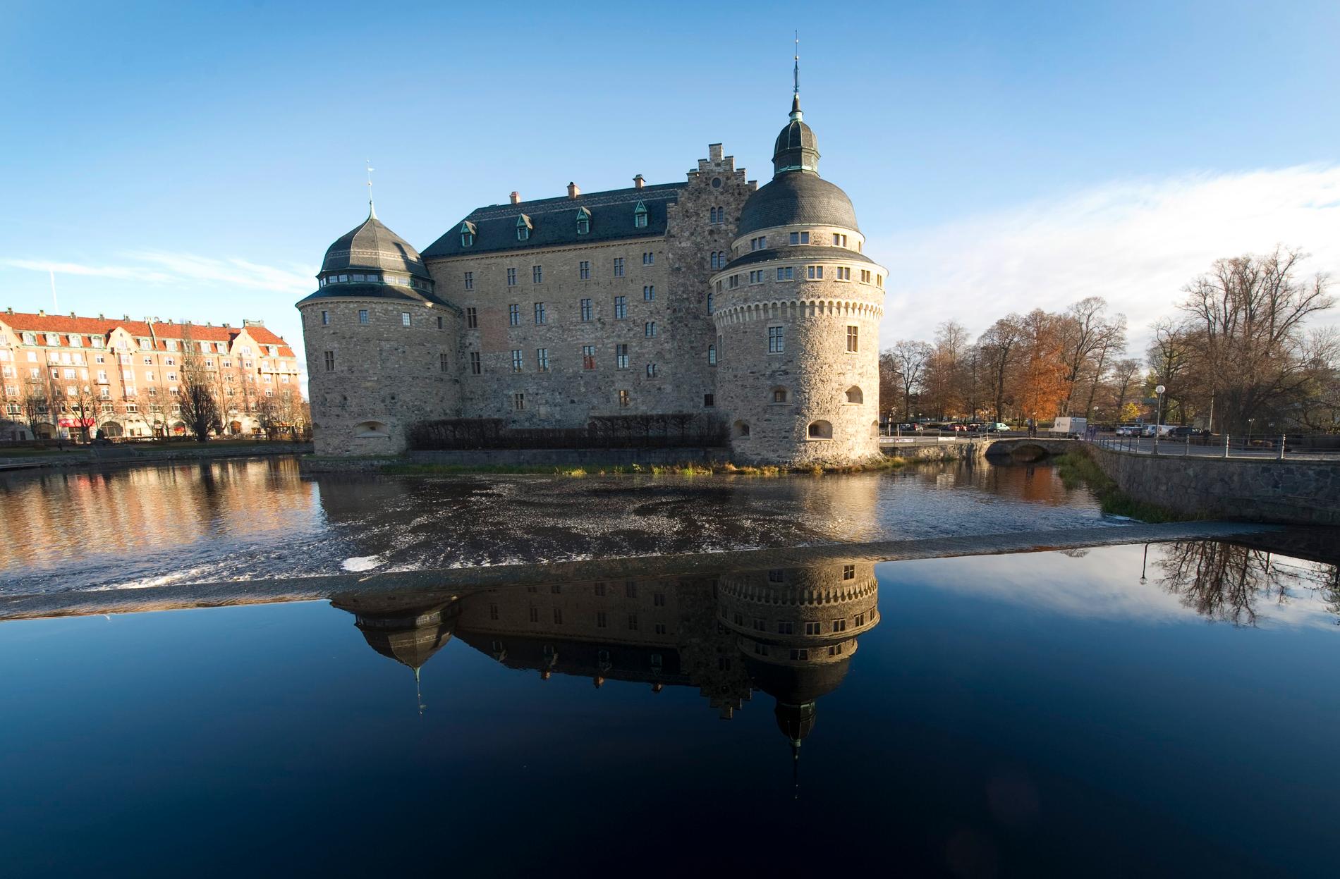 En kvinna misstänks ha blivit våldtagen i en park vid Örebro slott.