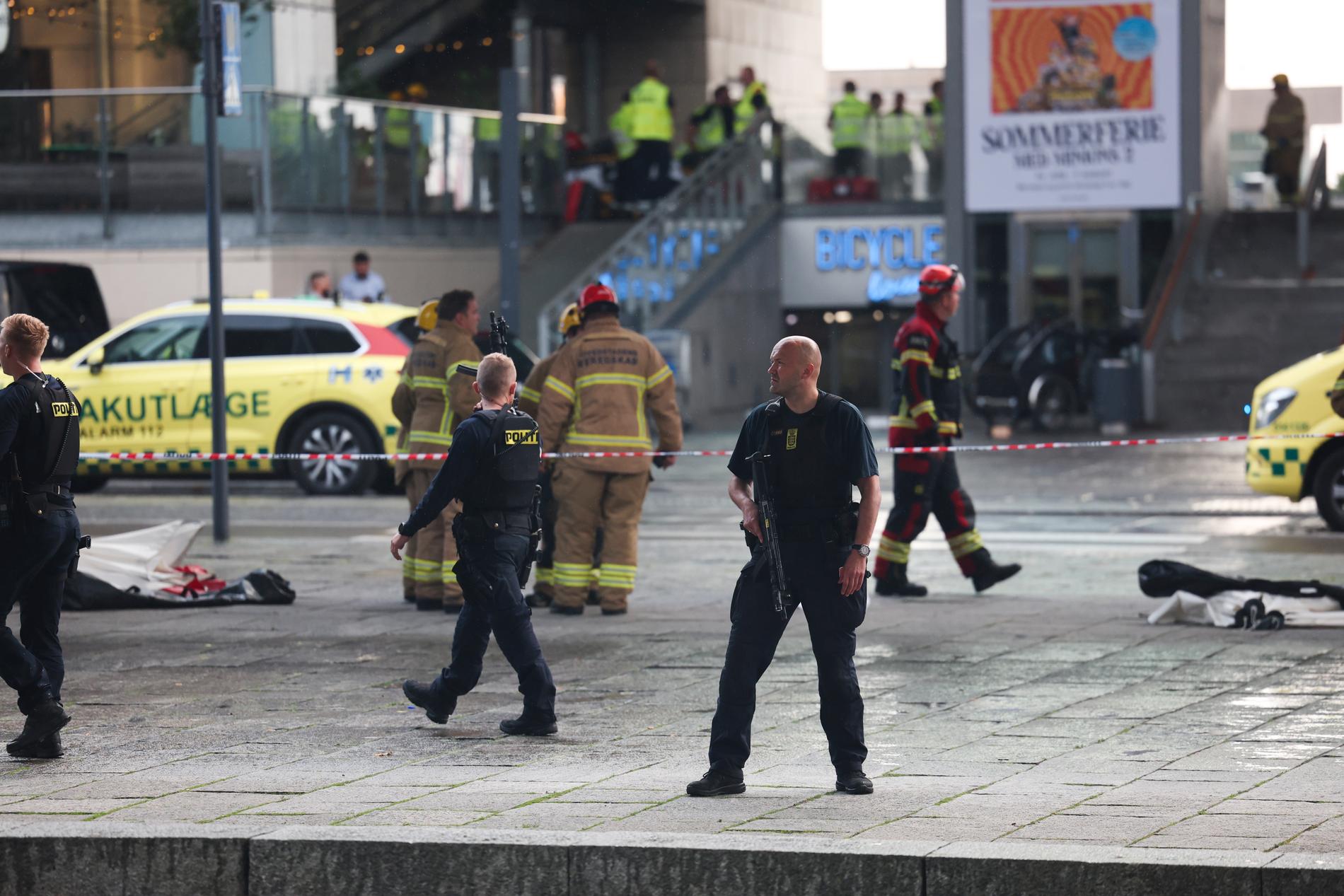 Polis och räddningsfordon i närheten av det köpcentrum där flera personer sköts ihjäl på söndagskvällen vid en skottlossning på ett köpcentrum i Köpenhamn.