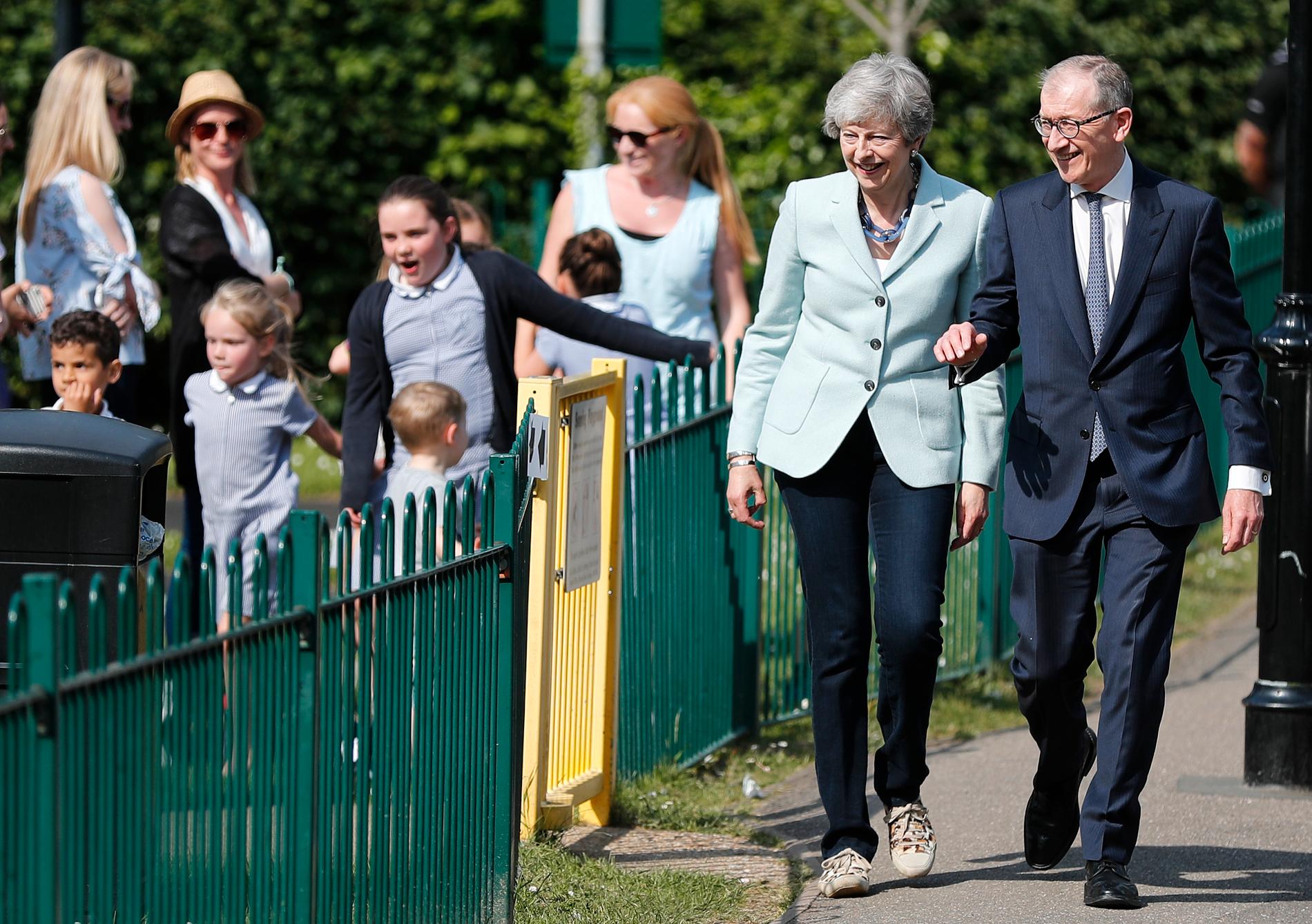 Storbritanniens premiärminister Theresa May och maken Philip på väg att rösta i torsdagens EU-val.