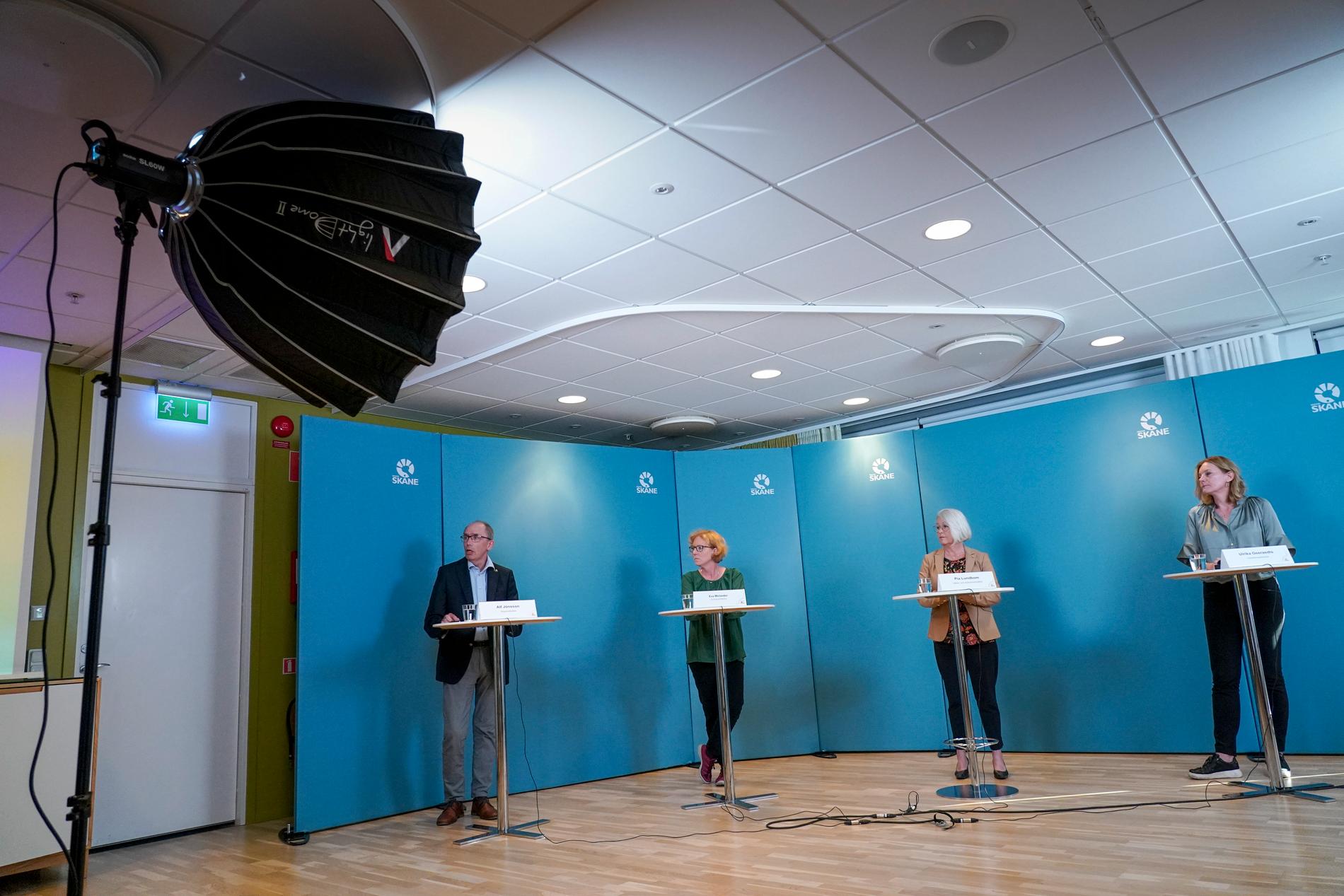 Alf Jönsson, regiondirektör; Eva Melander, smittskyddsläkare, Pia Lundbom, hälso- och sjukvårdsdirektör och Ulrika Geeraedts, utvecklingsdirektör under Region Skånes pressträff.