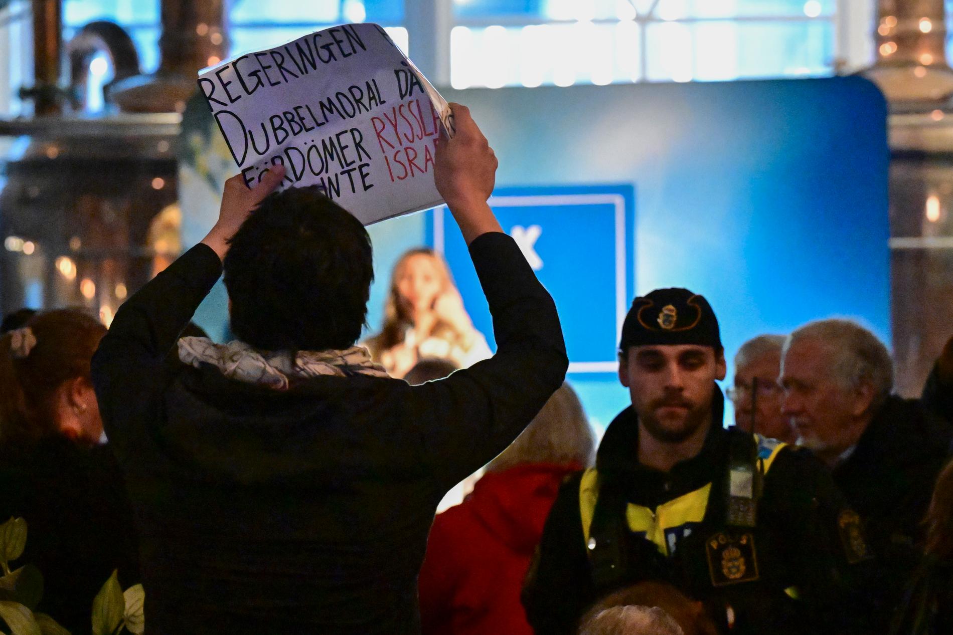 Demonstranter störde Kristdemokraternas partiledare Ebba Busch (KD) under ett möte inför EU-valet på en restaurang i Göteborg.