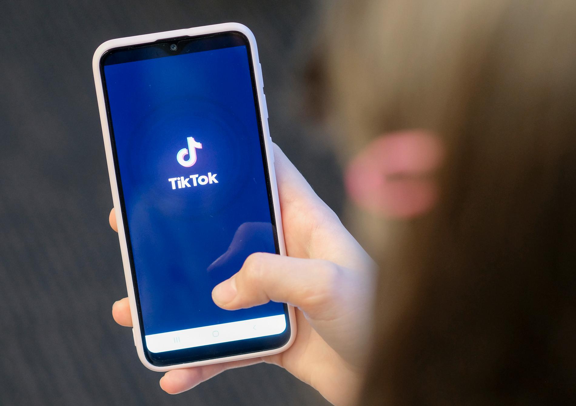 TikTok är en av världens populäraste appar med flera hundra miljoner användare. I appen kan användarna producera korta videoklipp på 15–60 sekunder som man sedan delar med andra.