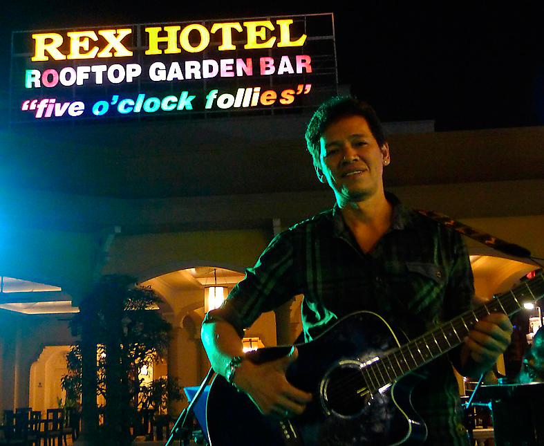 I dag är ”Five o’clock follies” en bar med coverband på Rex Hotels tak.