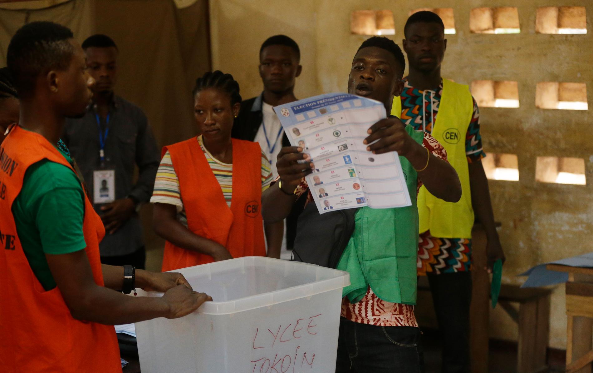 Rösträkning vid en vallokal i Lome i Togo.
