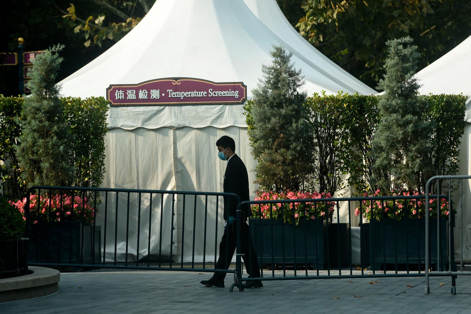 Disneyland i Shanghai har stängt, efter att en besökare testat positivt för covid-19.