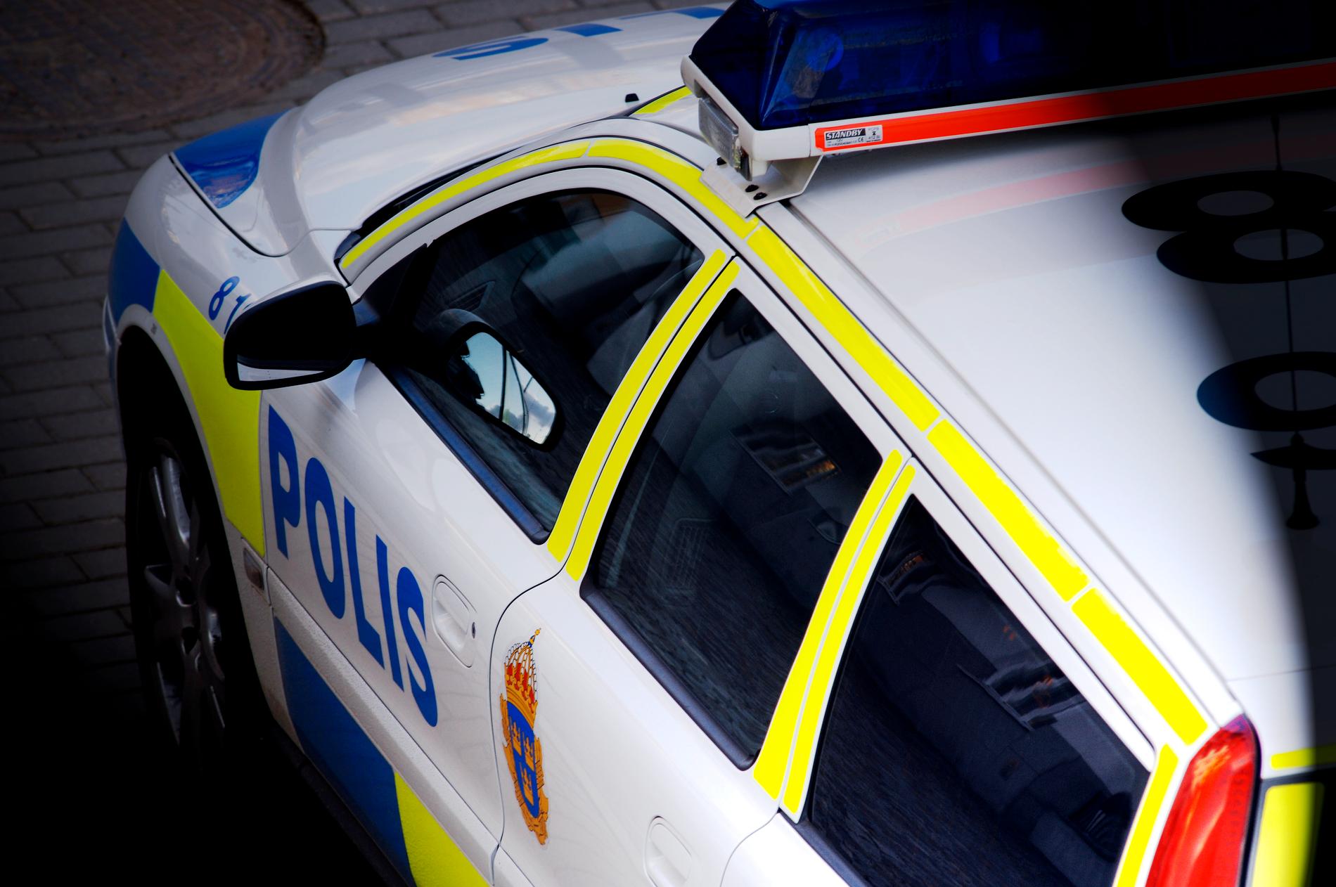 När polisen skulle ingripa vid bråk under en skolturnering i Malmö kastades bland annat föremål mot en polisbil. Arkivbild.