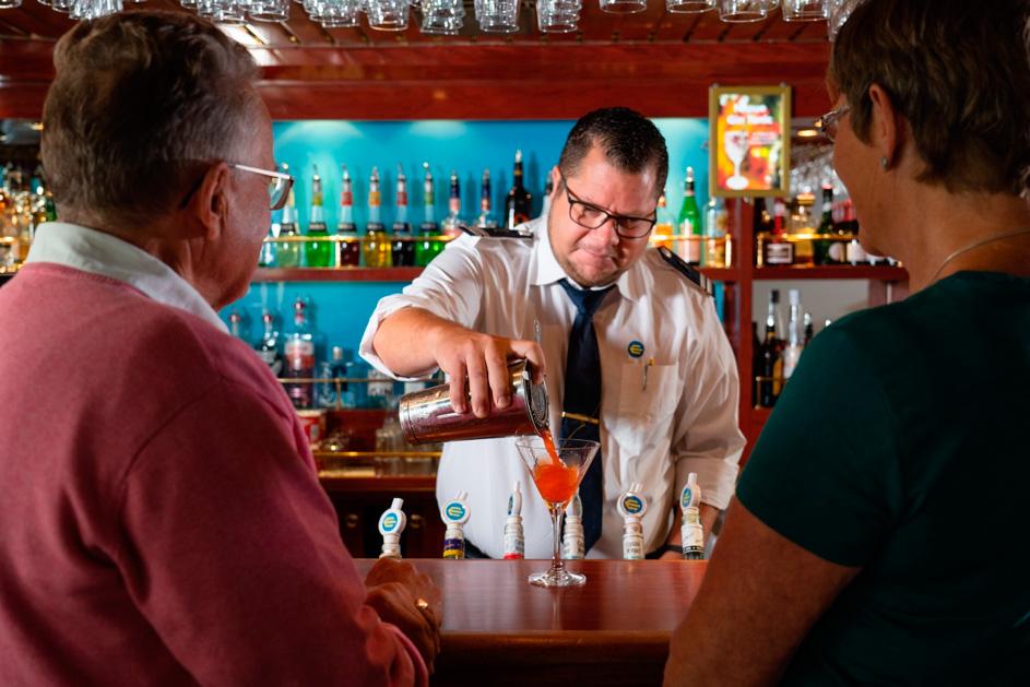 I baren på M/S Eckerö kan du beställa goda drinkar samtidigt som du njuter av underhållningen ombord.