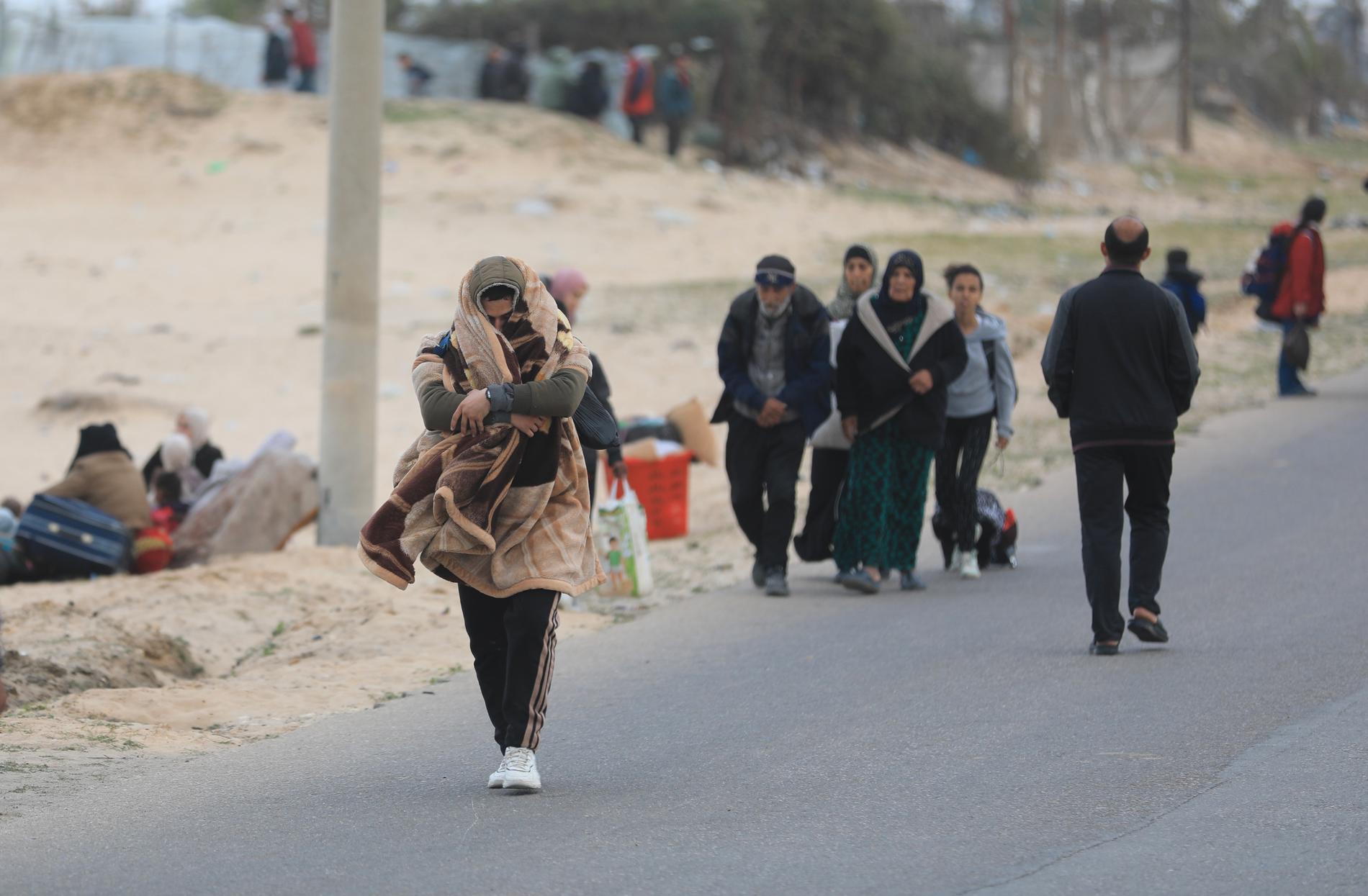 Familjer som flyr från Rafah, flera har tagit sig till Deir al-Balah i centrala Gaza.
