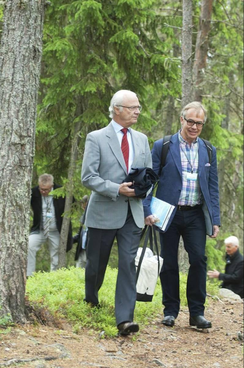 Kungen medverkade, som vanligt, vid årets Tällberg Forum. Här på skogspromenad med Göran Gennvi, vd för Nature Academy Learning Lab och Tällberg Foundation Associate.