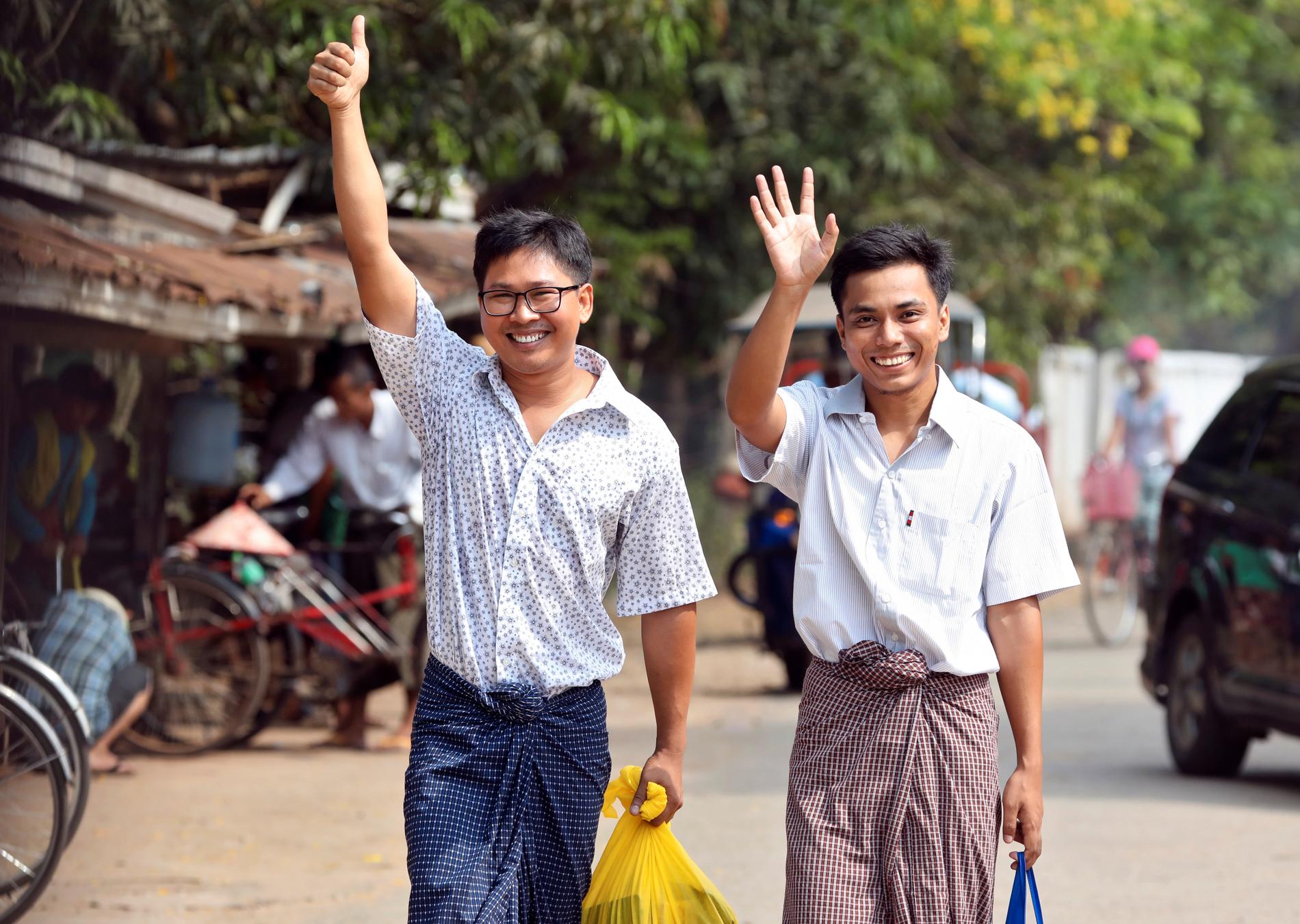 Reutersjournalisterna Wa Lone och Kyaw Soe Oo lämnar fängelset i Rangoon i Myamnar.