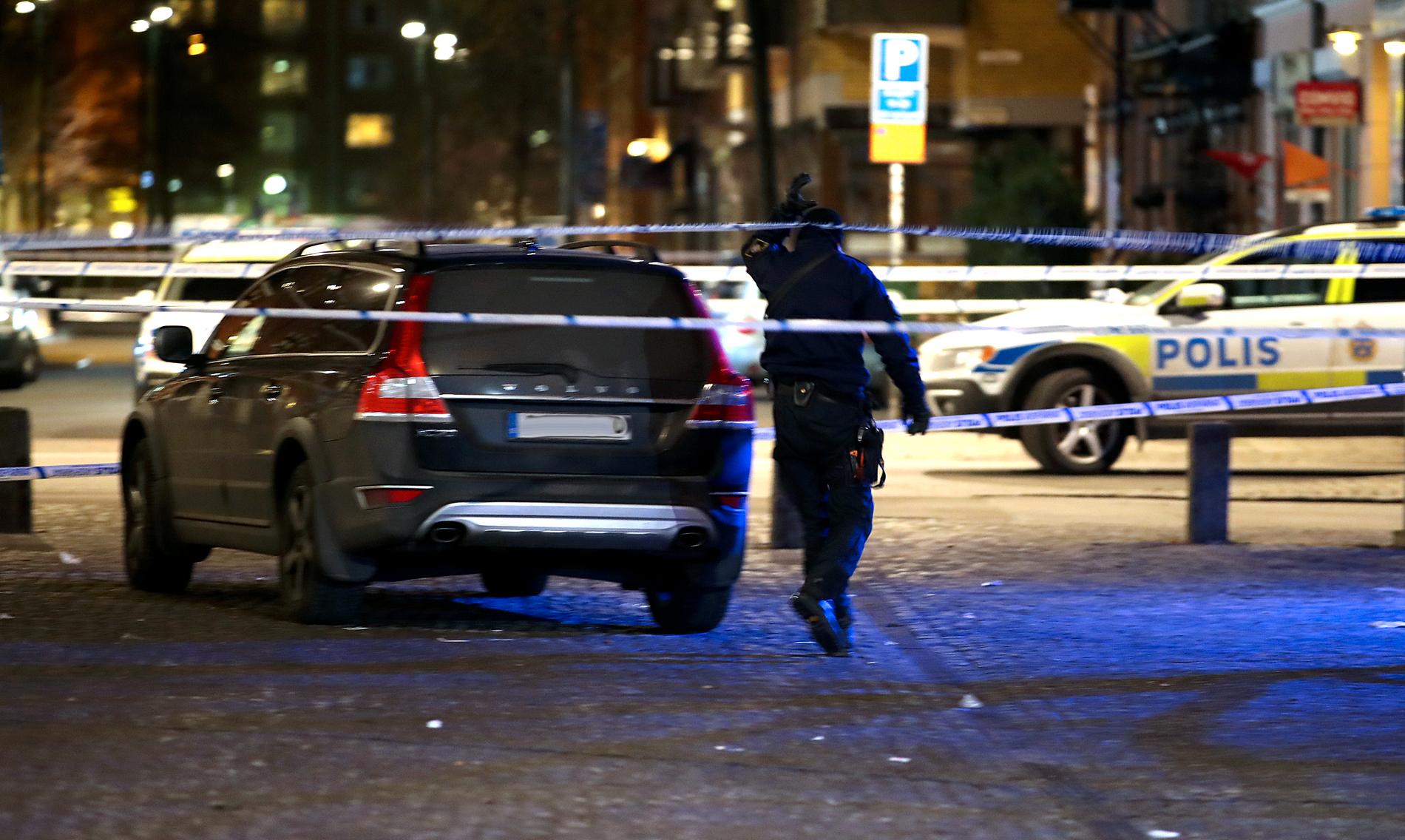 Polis på plats vid vid Möllevångstorget.