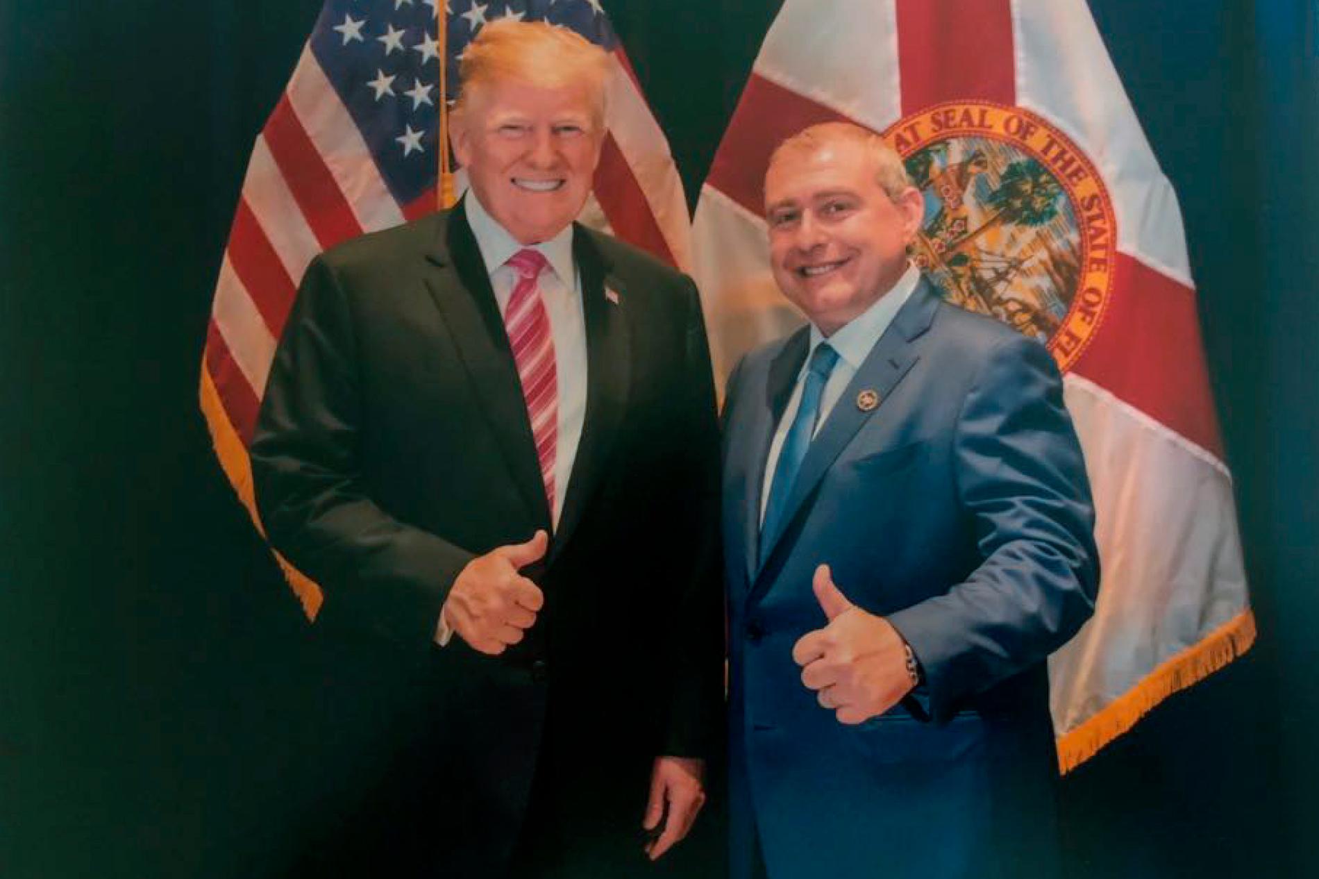En odaterad bild på Donald Trump och Lev Parnas.