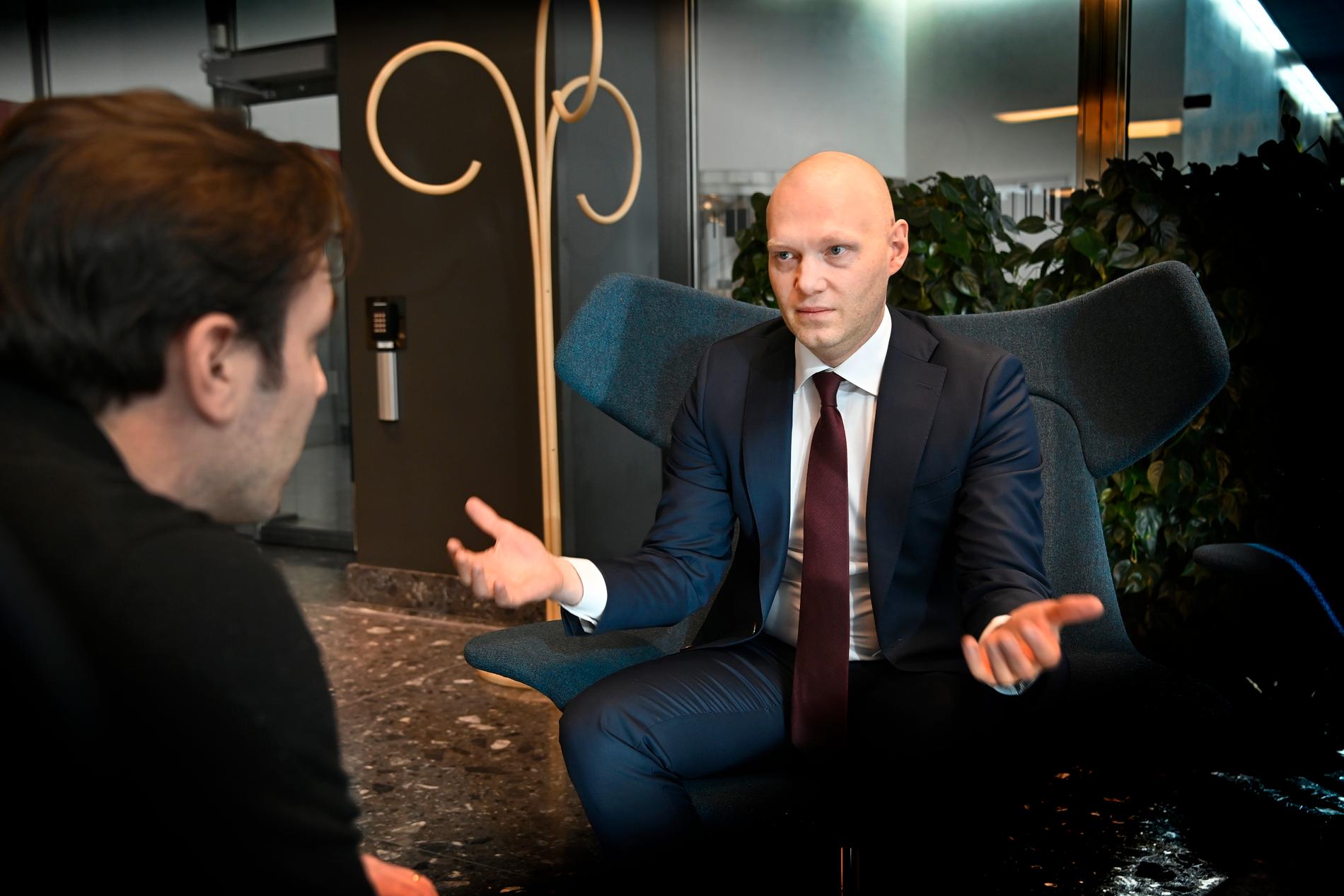 Finansmarknadsminister Niklas Wykman (M) intervjuas av Aftonbladets reporter Rikard Rosell.