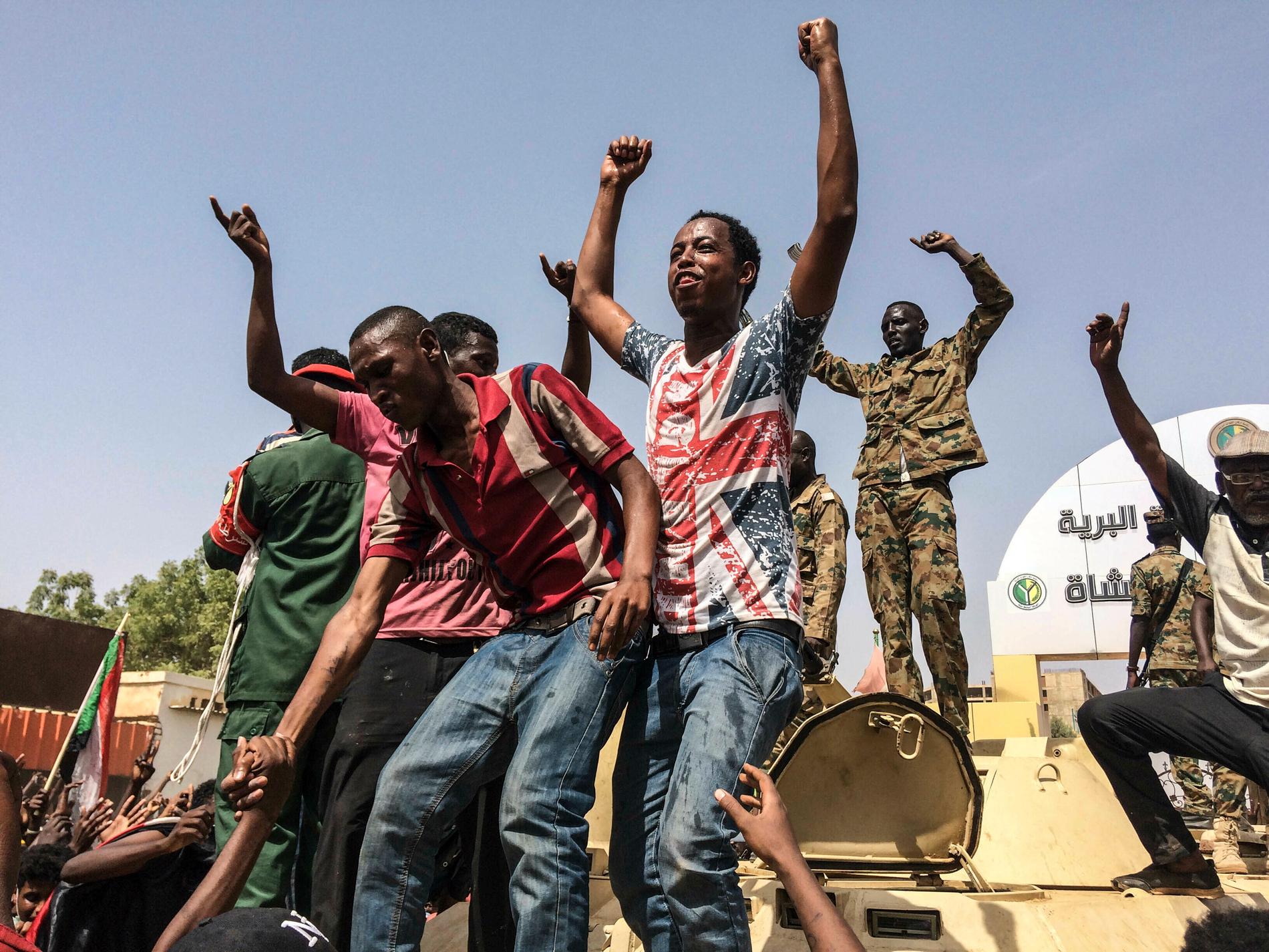 Demonstranter firar att president Omar al-Bashir tvingats bort från makten i Sudans huvudstad Khartum.