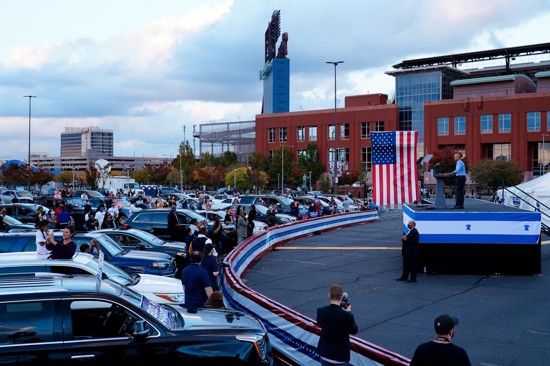 Det var runt 350 bilar på plats vid Citizens Bank Park när Obama höll tal.