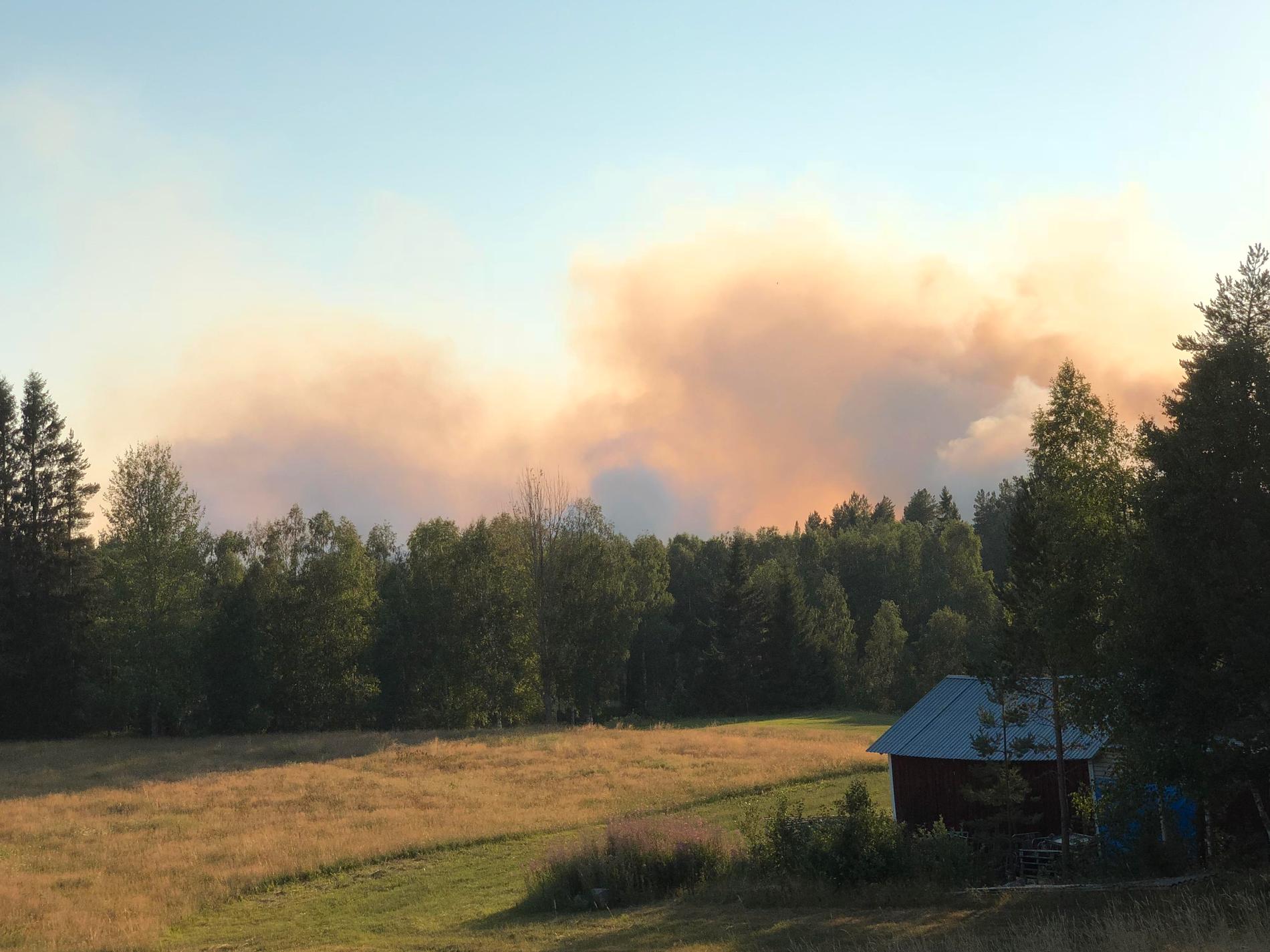 Branden längs järnvägen i Vännäs syntes vida omkring.
