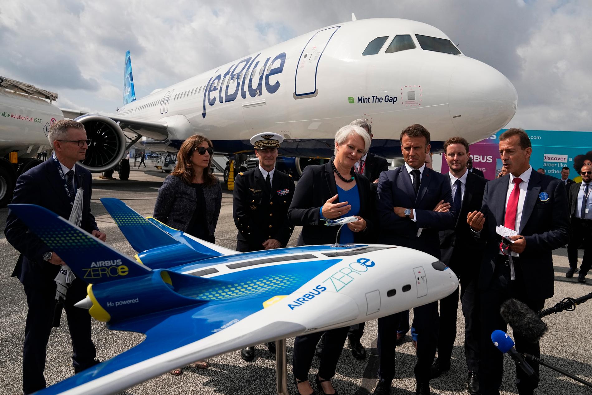 Frankrikes president Emmanuel Macron studerar en modell av ett Airbus Zero, en modell som är tänkt att drivas enbart av vätgas. Arkivbild.