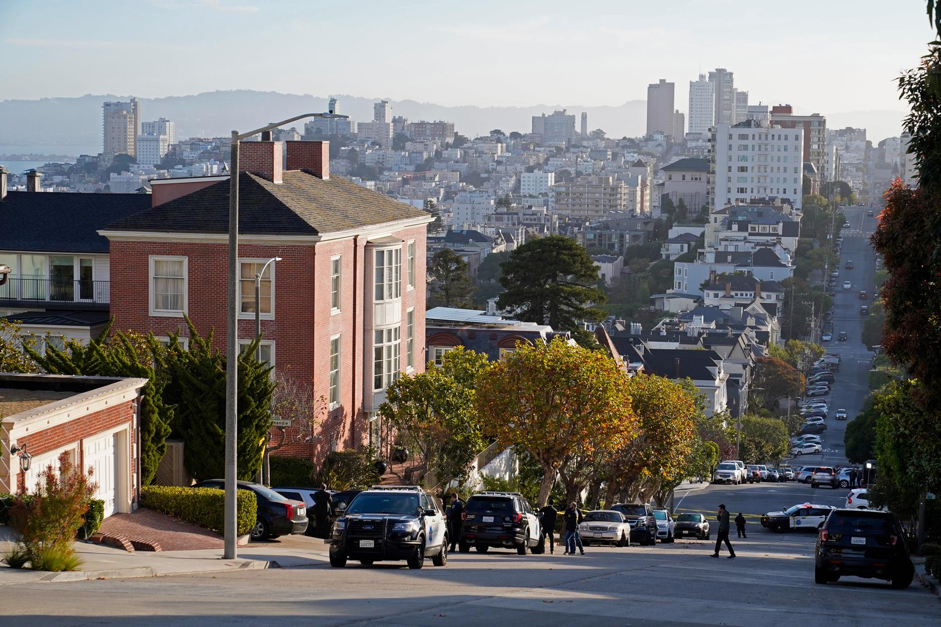 Poliser utanför paret Pelosis hem i San Francisco i fredags.