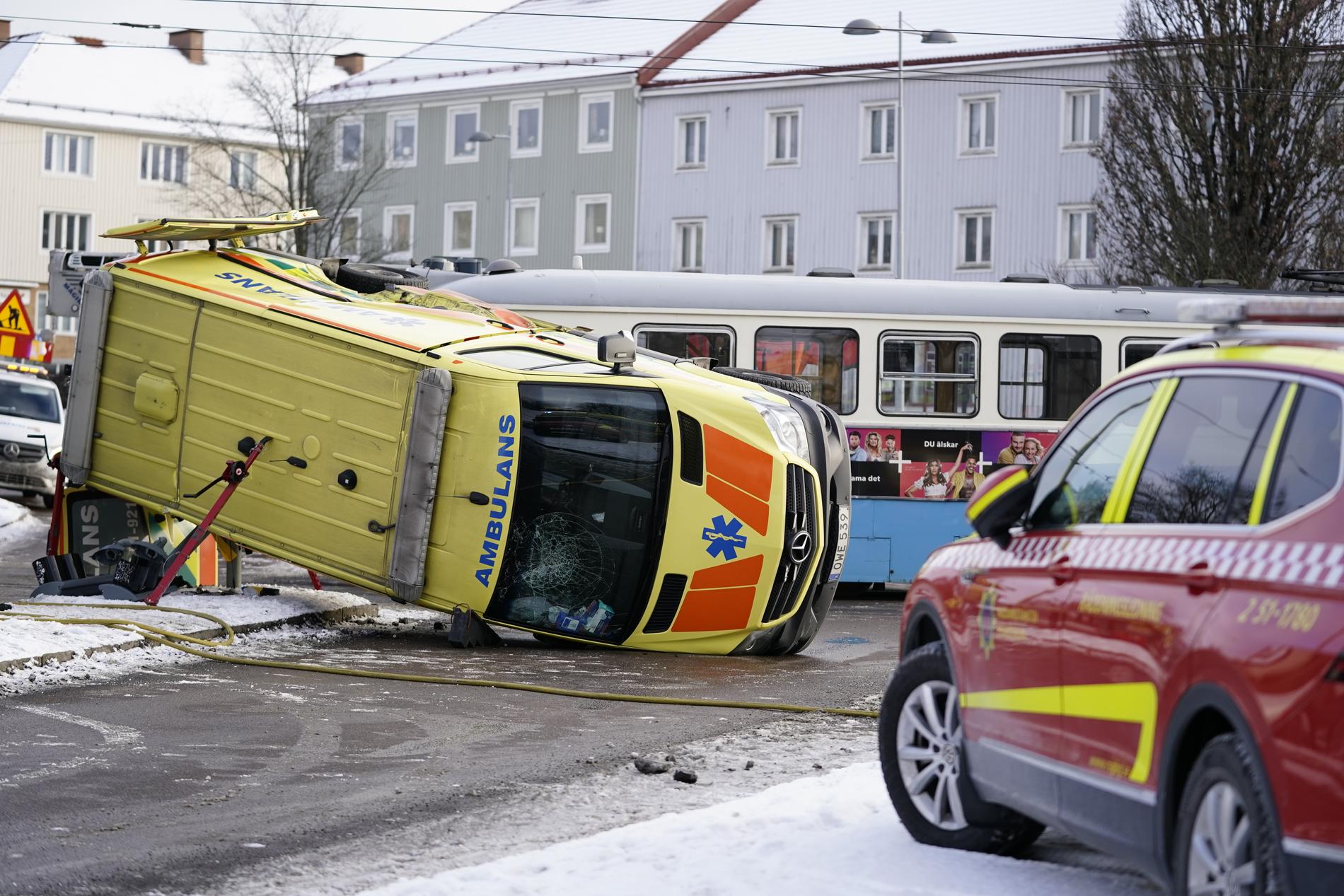 En ambulans har krockat med en spårvagn nära Munkebäckstorget i Göteborg. Ambulansen har vält och ligger på sidan.