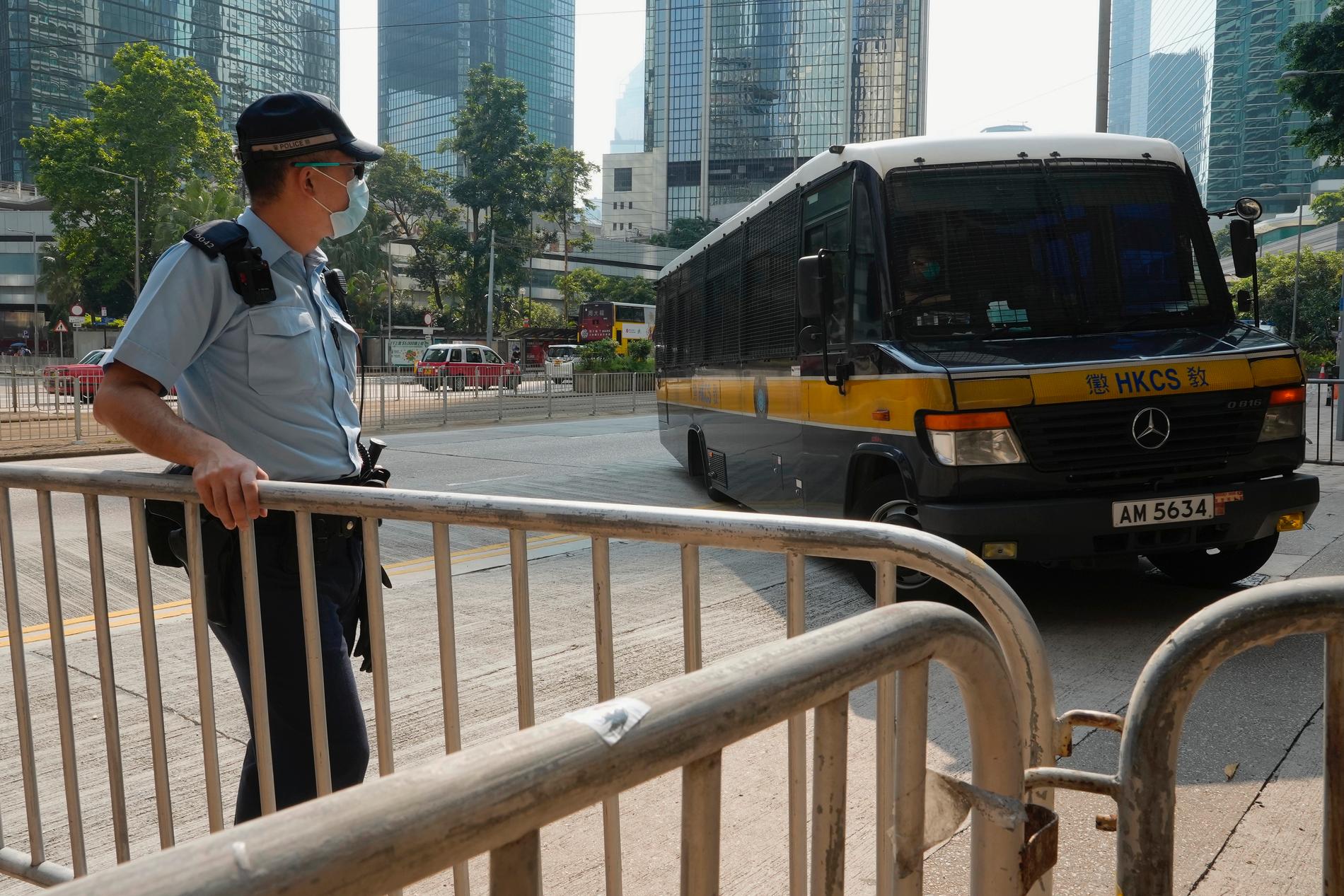 Tong Ying-Kit, i bussen, på väg till rättegången på tisdagen.