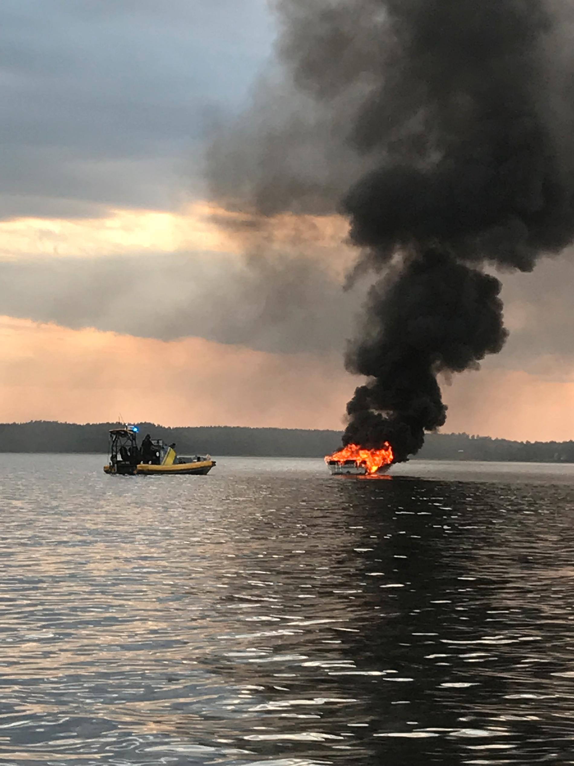 Båt som brinner i Hässelby strand. 