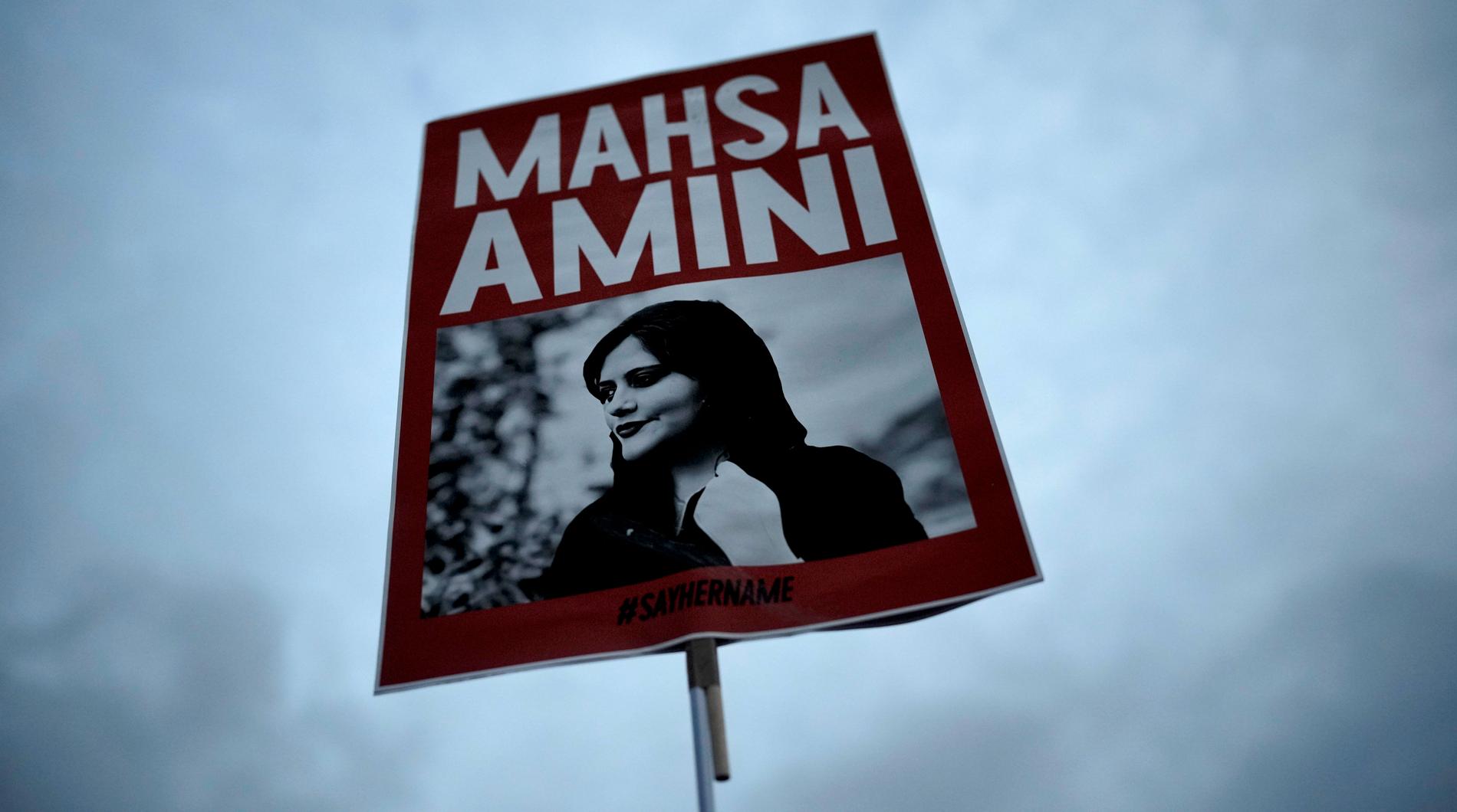 Mahsa Amini, 22, greps och frihetsberövades av den islamska sedlighetspolisen för att hon inte täckt sitt hår på det sätt de önskar. Tre dygn senare var hon död. 