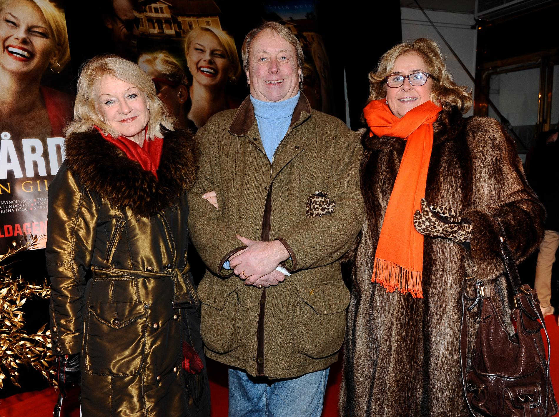 Teaterproducenten Ingrid de Laval ute i vimlet med maken Jan de Laval och PR-konsulten och nattklubbsdrottning Alexandra Charles.