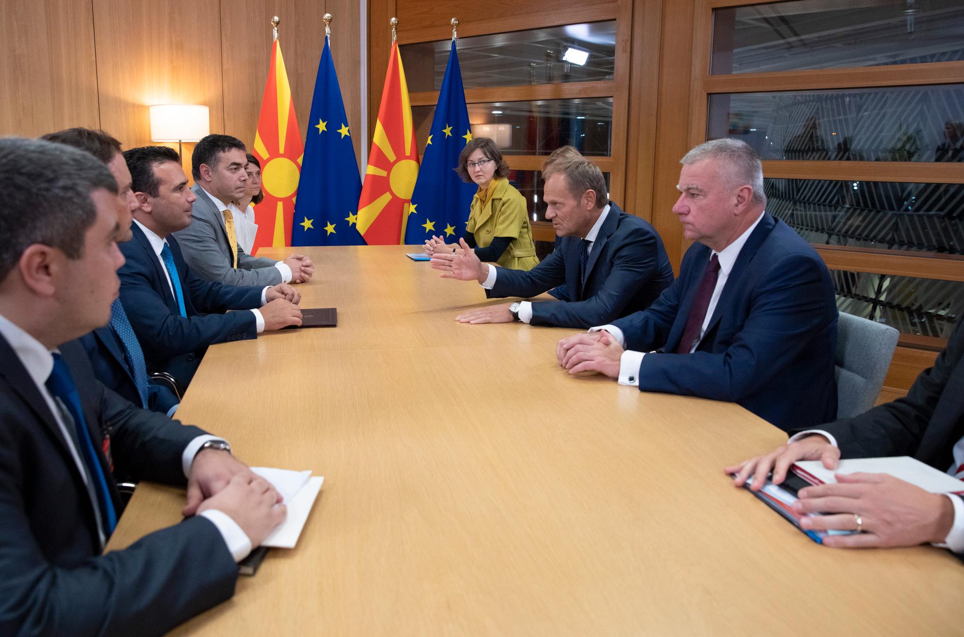EU:s permanente rådsordförande Donald Tusk, på högersidan, talar vid ett möte med bland andra Makedoniens premiärminister Zoran Zaev. Mötet ägde rum häromdagen, inför det nu pågående toppmötet.
