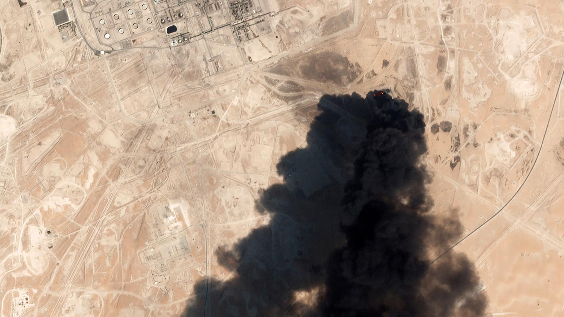 Tjock svart rök steg i lördags från Saudi Aramcos oljeanläggning i Abqaiq. Arkivbild.