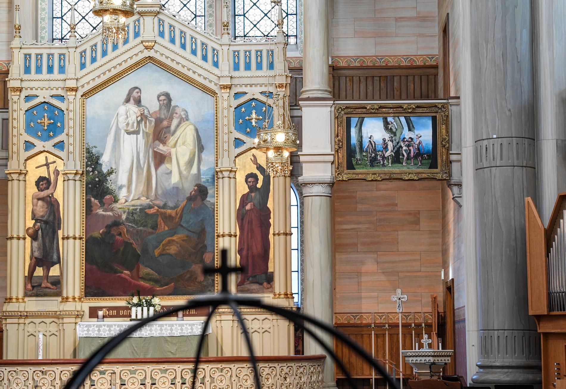 Elisabeth Ohlsons "Paradiset" har sedan första advent varit ett komplement till altartavlan i S:t Pauli kyrka i Malmö, men nu flyttas den ut ur kyrkorummet. Arkivbild.