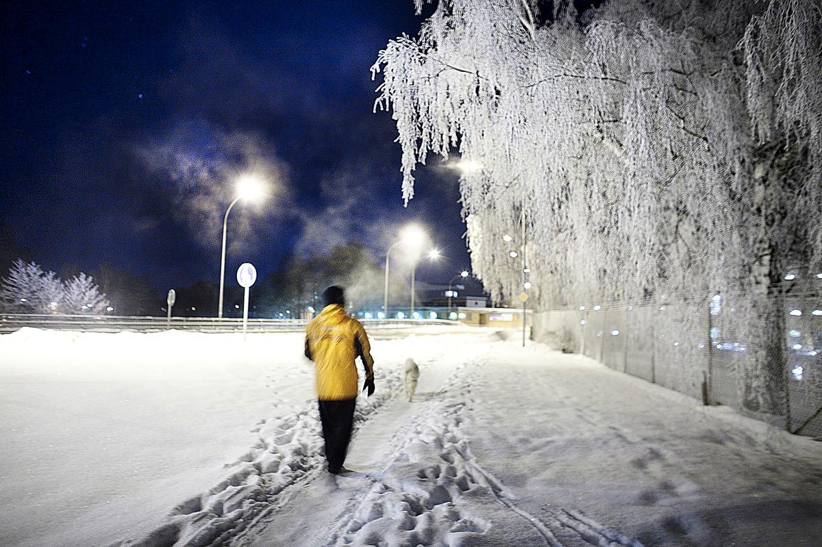 FROSTEN BITER SIG FAST Ännu mer kyla är på ingång. I början av veckan blir det minusgrader i hela landet – temperaturer som fortsätter att krypa neråt på termometern under hela veckan. Just nu har Sverige det högsta lufttrycket på 40 år. ”Högtrycket ligger som fastlåst över Sverige”, säger Anna Hagenblad, meteorolog på SMHI.