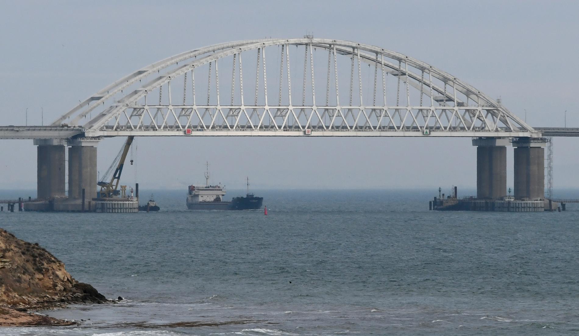 Kertjbron som binder samman den annekterade ukrainska Krimhalvön och Ryssland. Arkivbild.